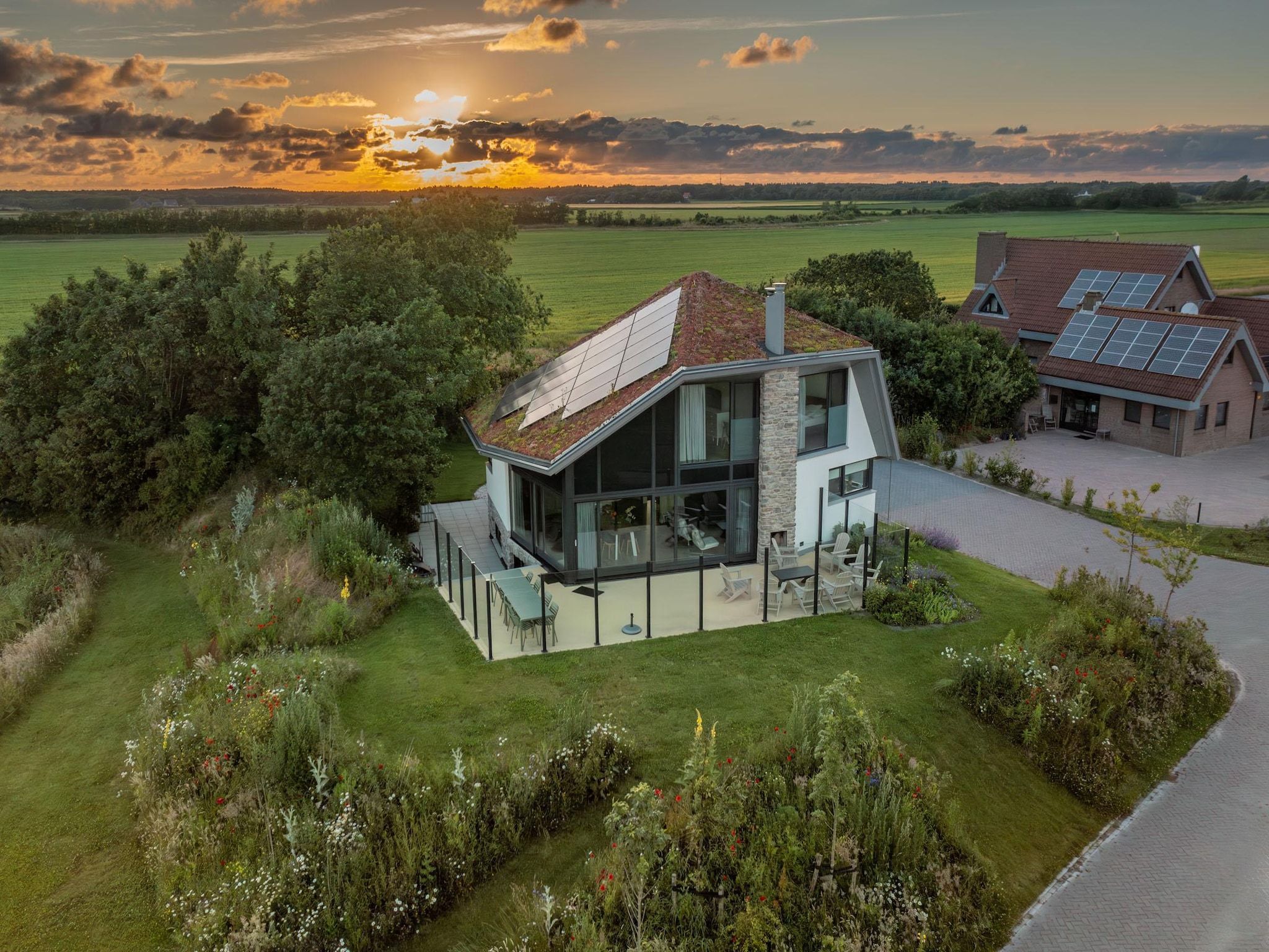 De buitenkant van Waalerburght 14 in De Waal