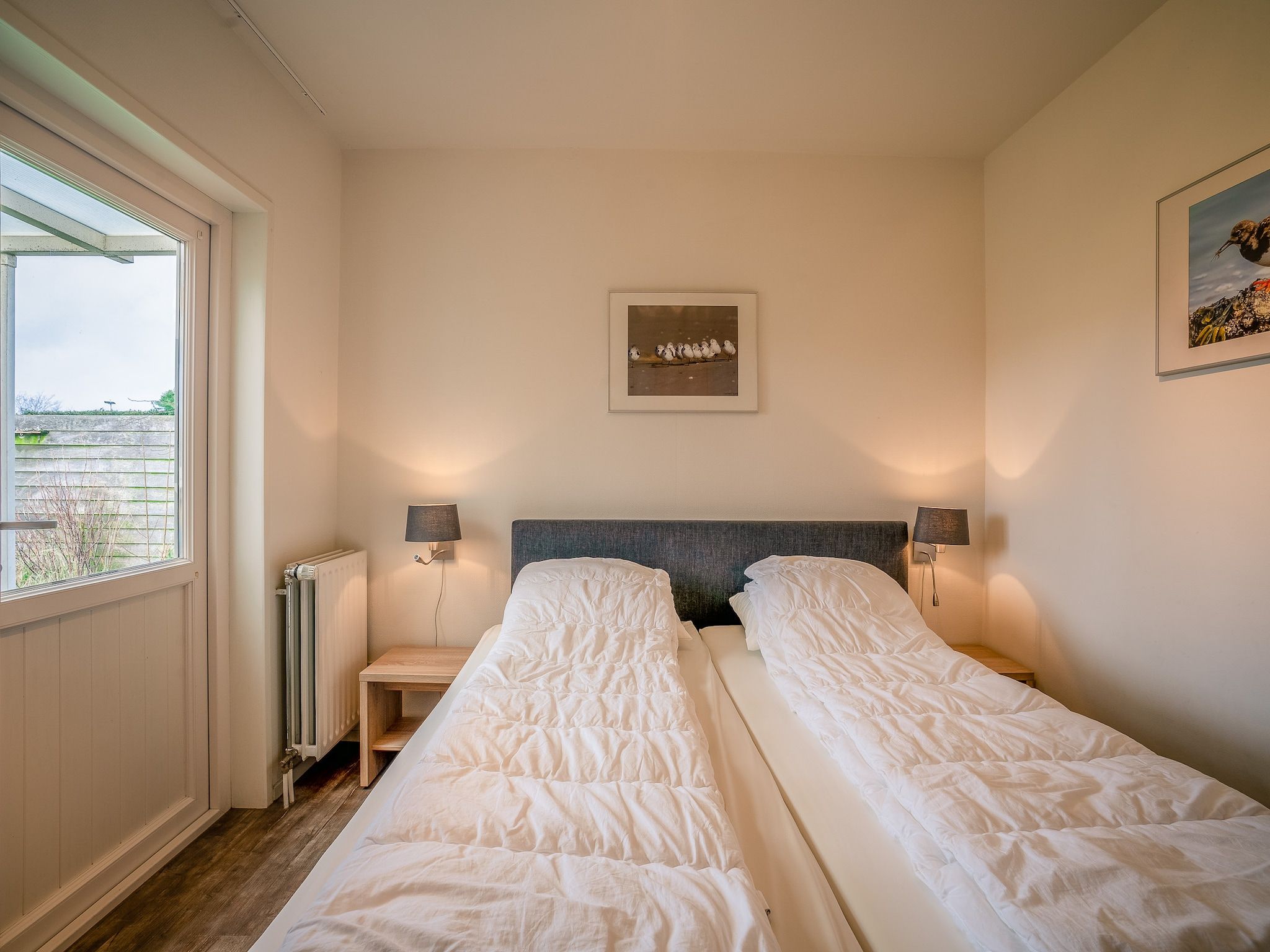 Een slaapkamer van Orchismient 2 in De Koog