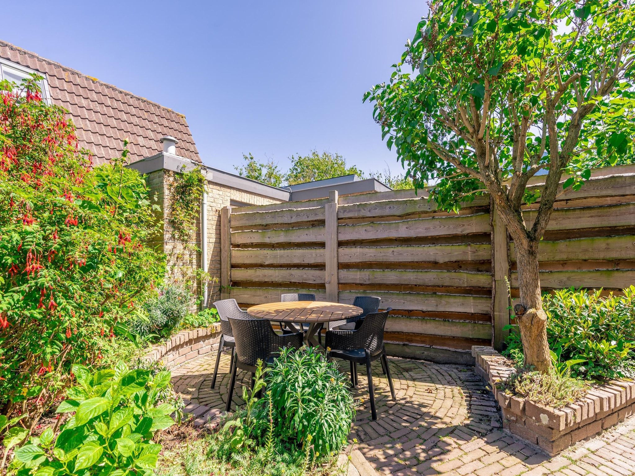 Het terras van De Zandduyn 13A in De Koog