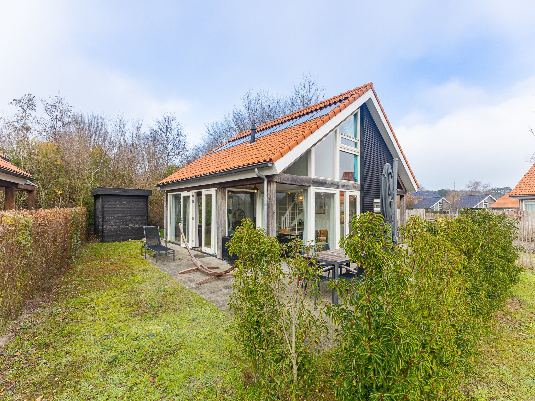 De buitenkant van Zonnedorp 1 Solskin Renesse | Beach Holiday in Modern Holiday Home in Renesse