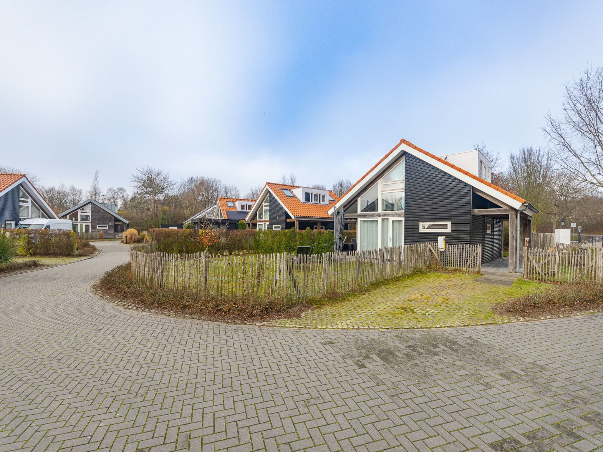 De buitenkant van Zonnedorp 1 Solskin Renesse | Beach Holiday in Modern Holiday Home in Renesse