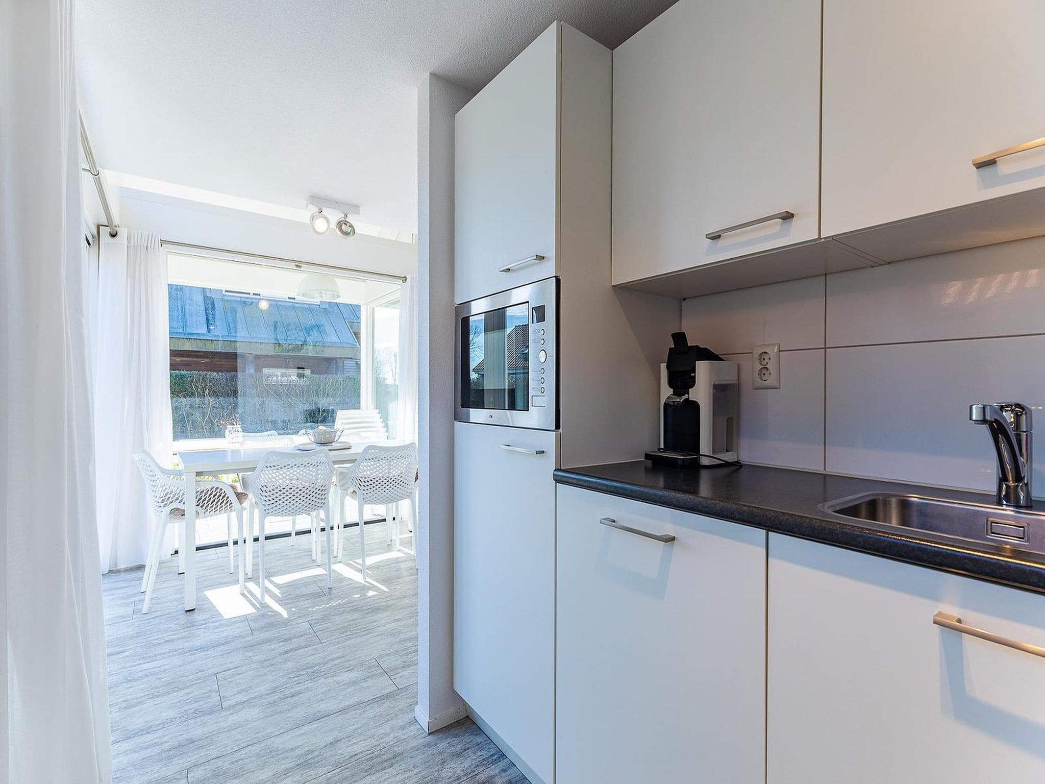 De keuken van Zonnedorp 4 Villa Jula Renesse | Comfortable beach villa for 6 People in Renesse