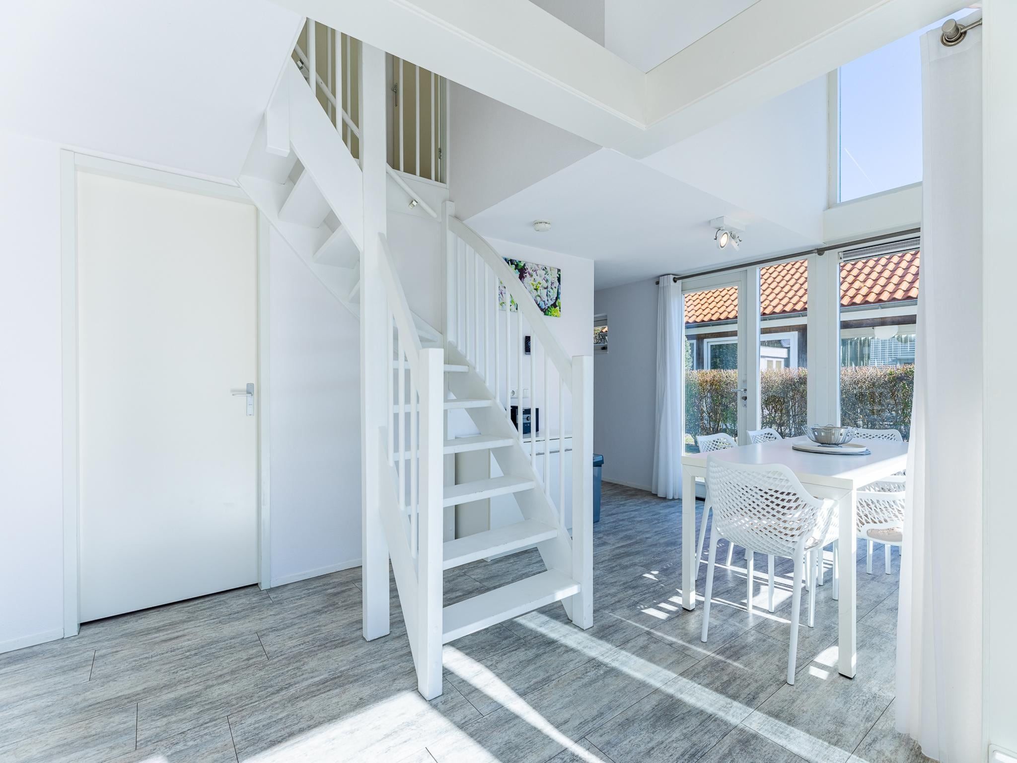 De eetkamer van Zonnedorp 4 Villa Jula Renesse | Comfortable beach villa for 6 People in Renesse