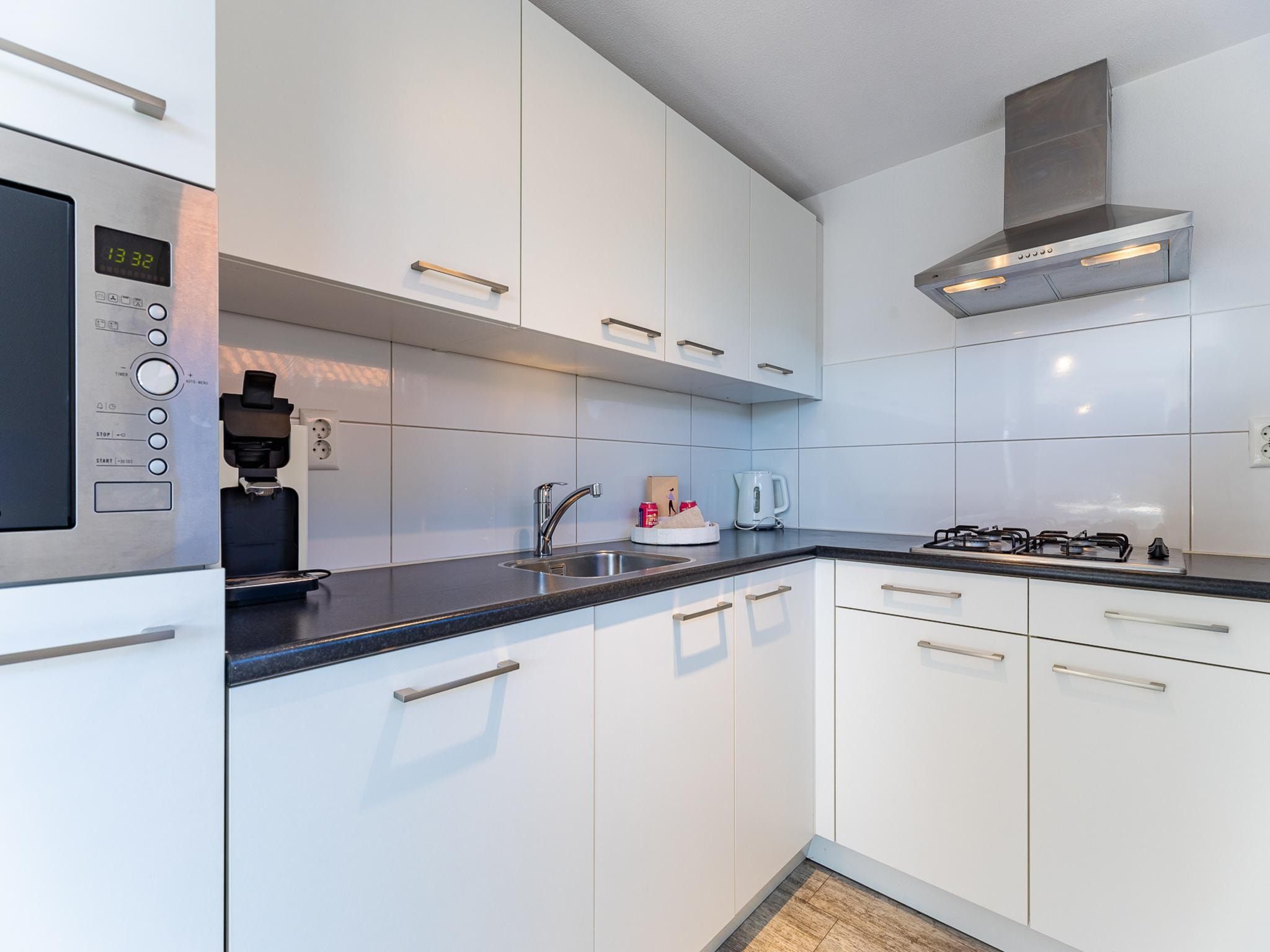 De keuken van Zonnedorp 4 Villa Jula Renesse | Comfortable beach villa for 6 People in Renesse