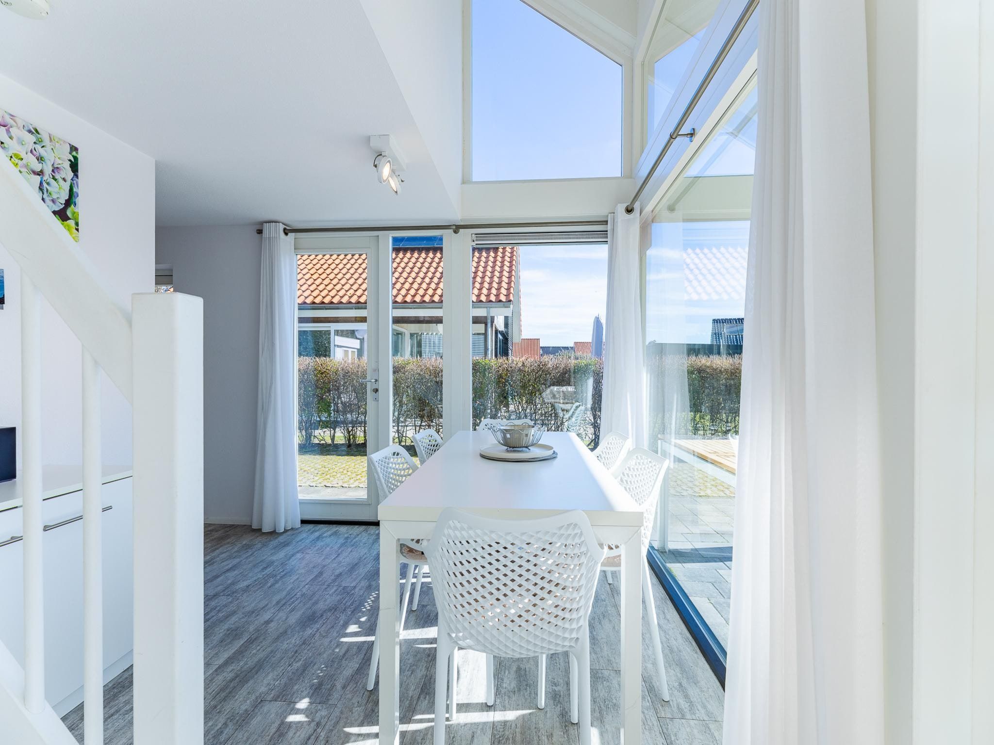 De eetkamer van Zonnedorp 4 Villa Jula Renesse | Comfortable beach villa for 6 People in Renesse