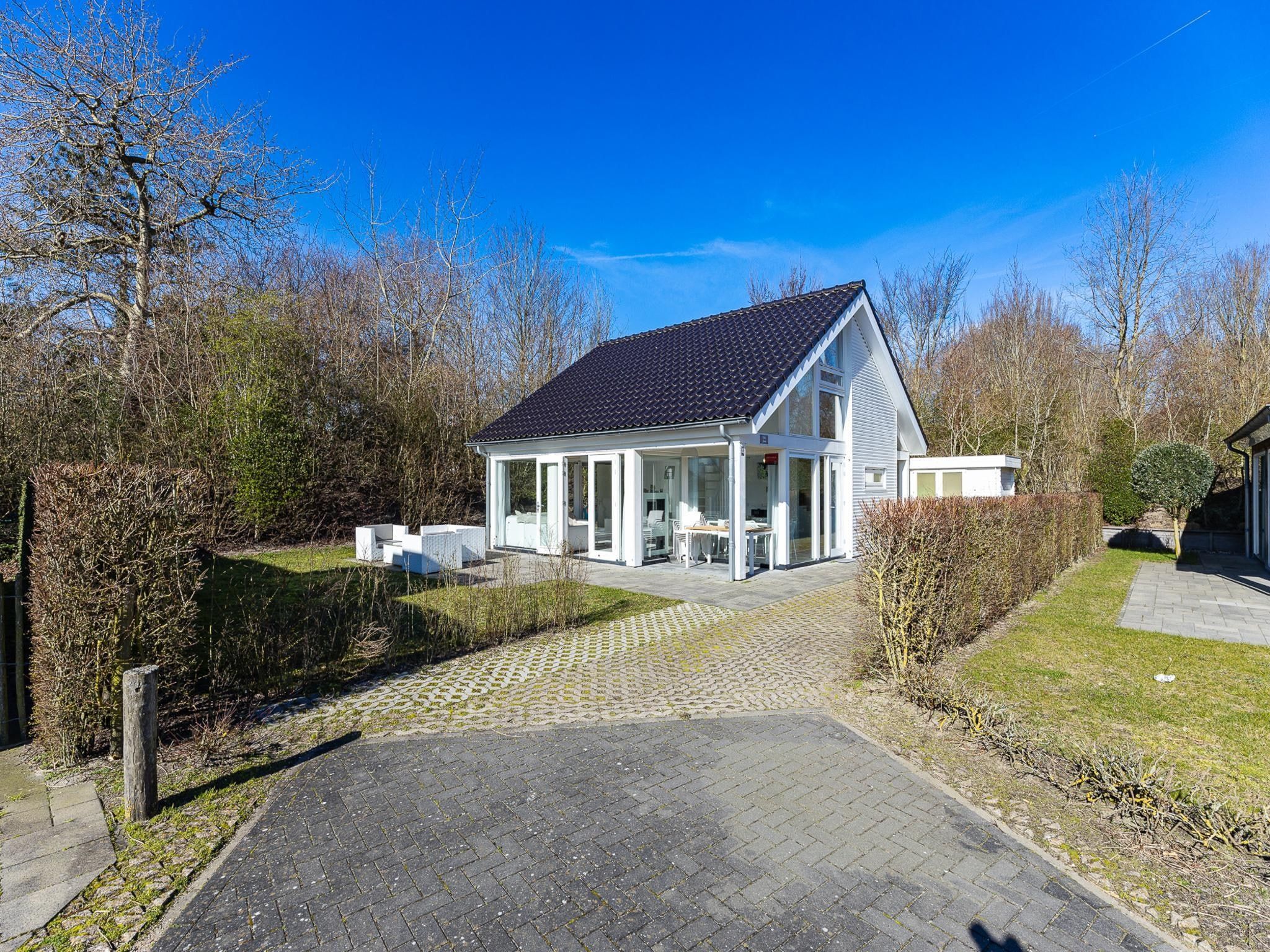De buitenkant van Zonnedorp 4 Villa Jula Renesse | Comfortable beach villa for 6 People in Renesse