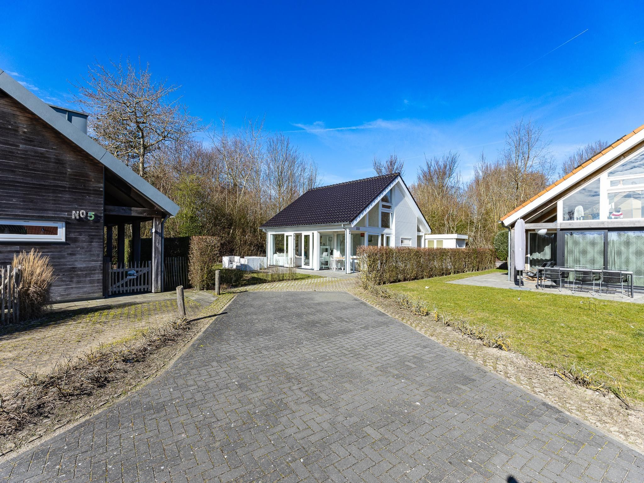 De buitenkant van Zonnedorp 4 Villa Jula Renesse | Comfortable beach villa for 6 People in Renesse