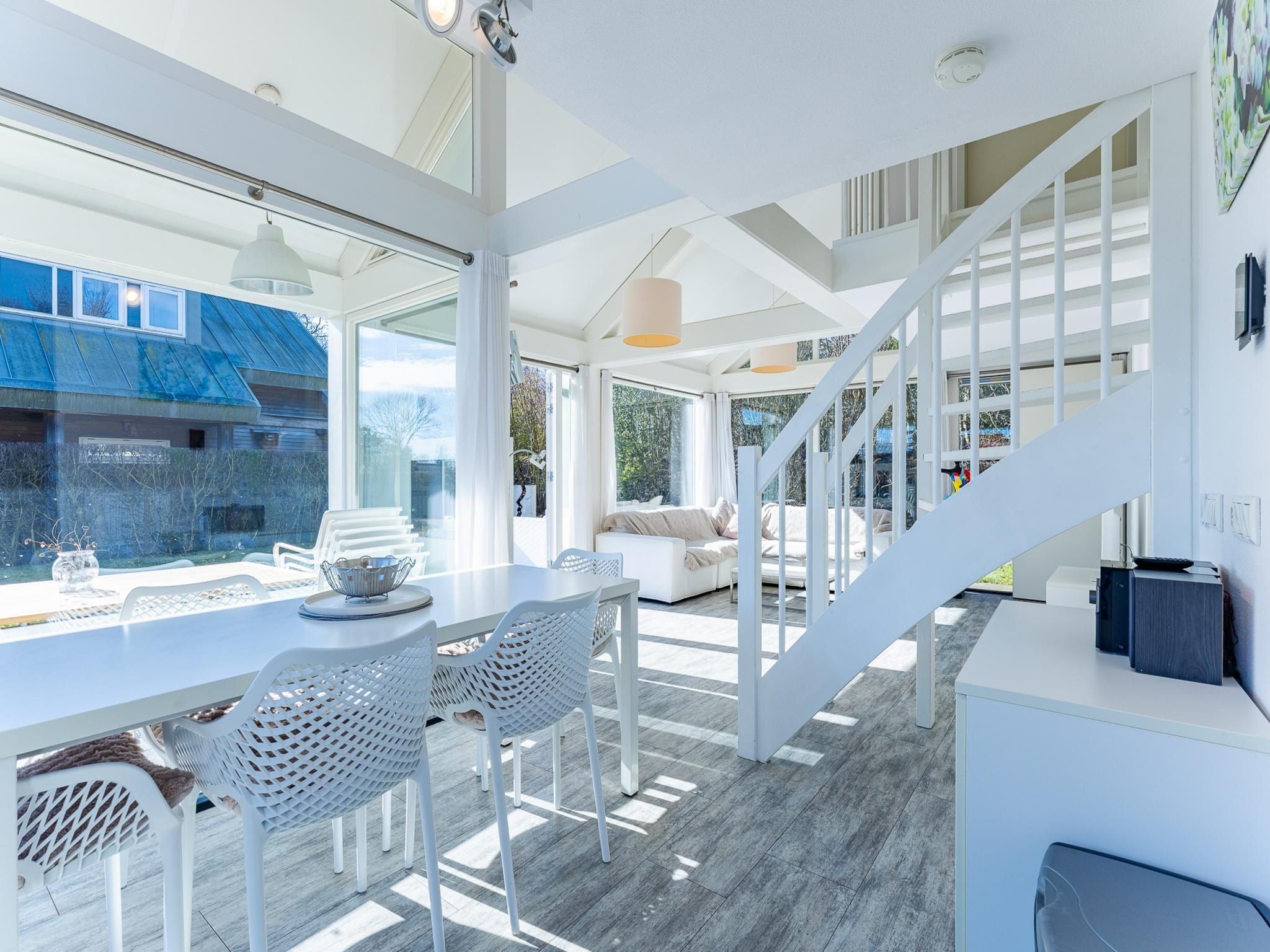 De eetkamer van Zonnedorp 4 Villa Jula Renesse | Comfortable beach villa for 6 People in Renesse