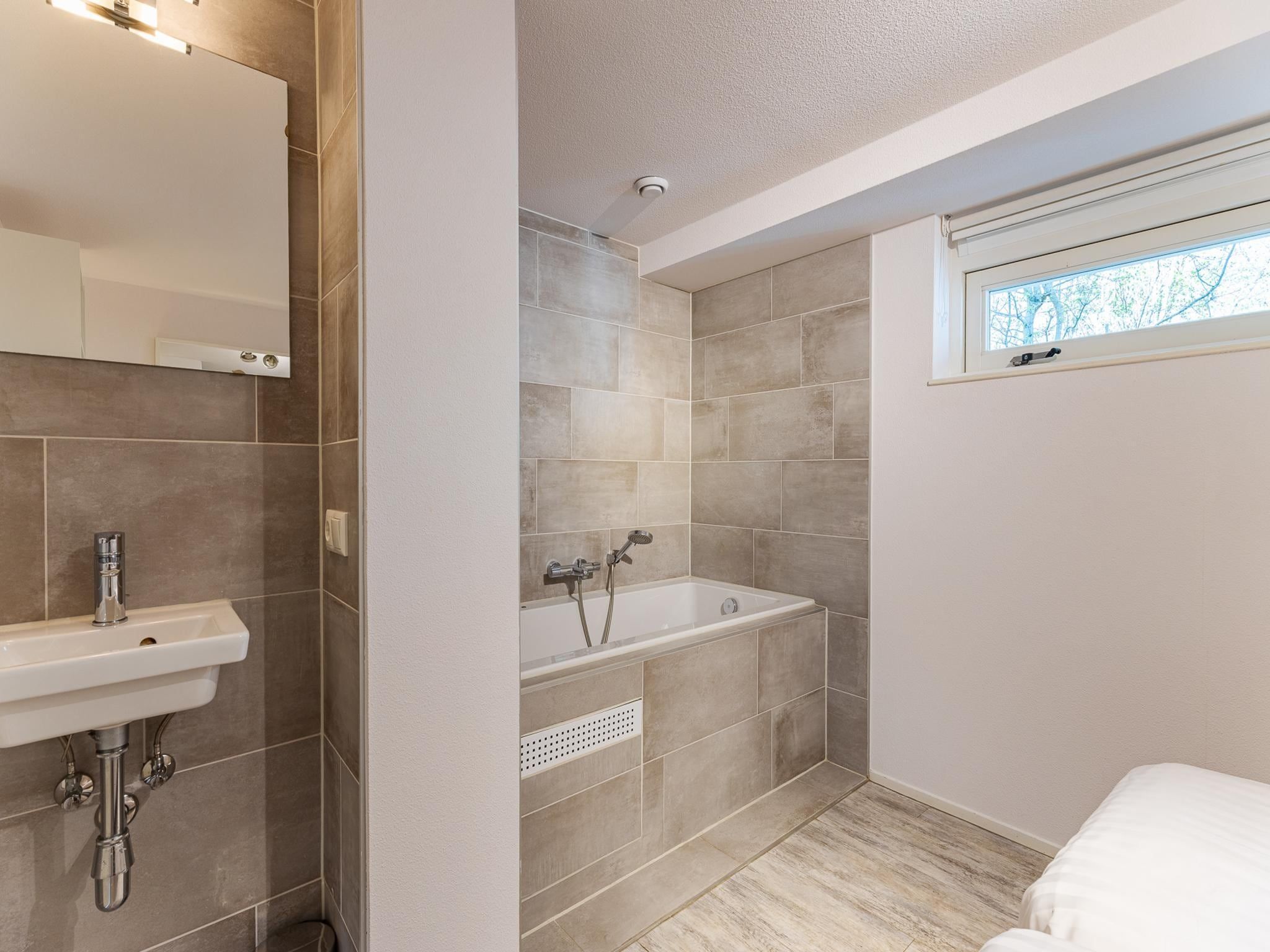 De badkamer van Zonnedorp 4 Villa Jula Renesse | Comfortable beach villa for 6 People in Renesse