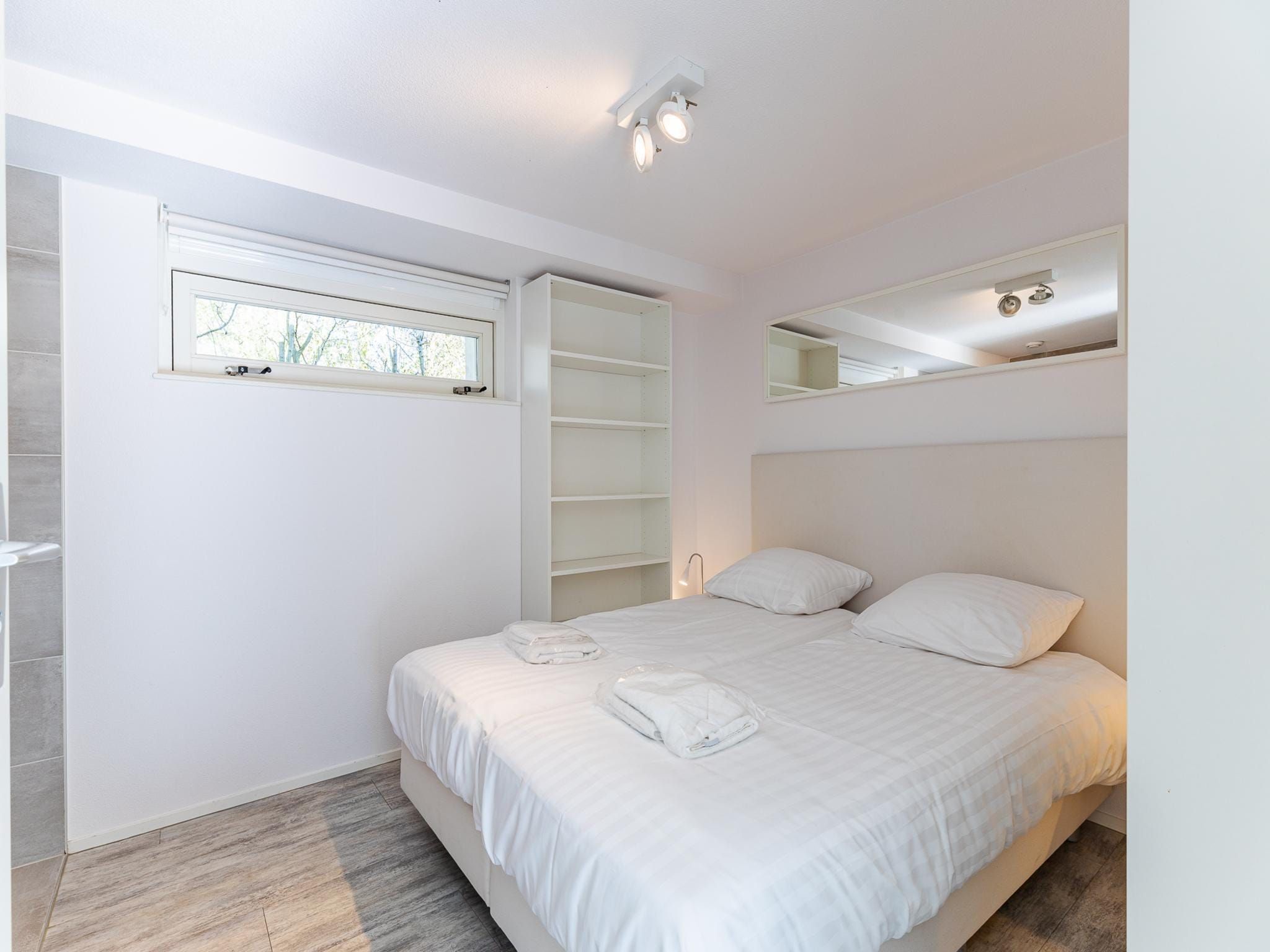 Een slaapkamer van Zonnedorp 4 Villa Jula Renesse | Comfortable beach villa for 6 People in Renesse