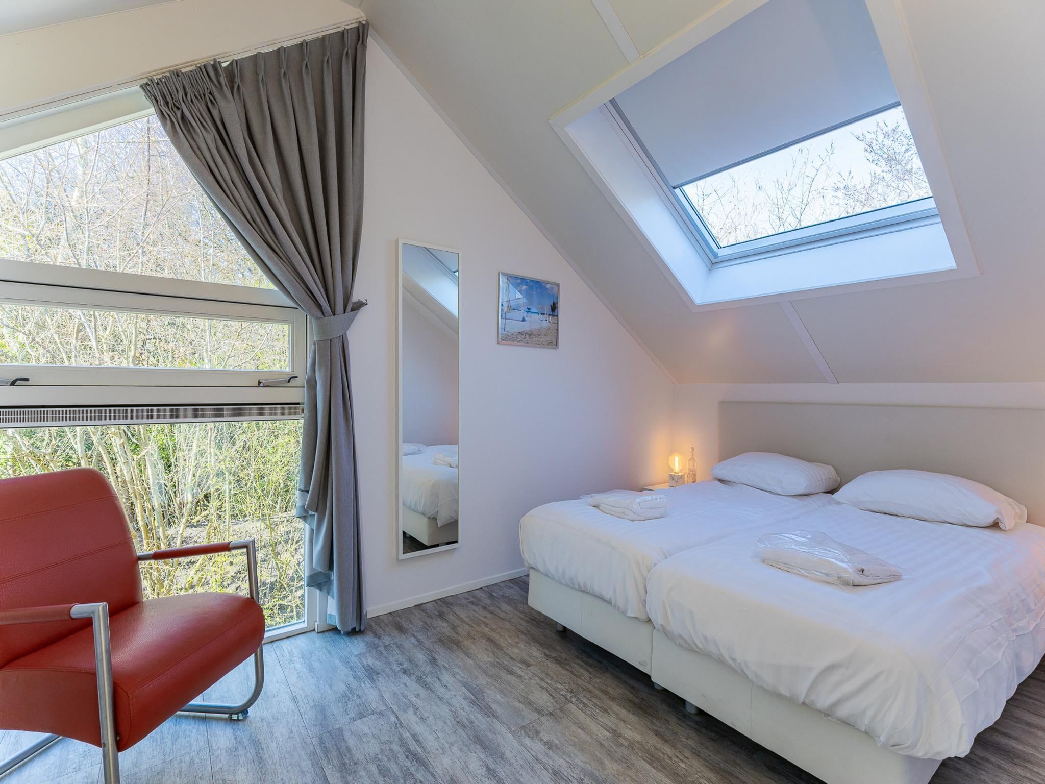 Een slaapkamer van Zonnedorp 4 Villa Jula Renesse | Comfortable beach villa for 6 People in Renesse