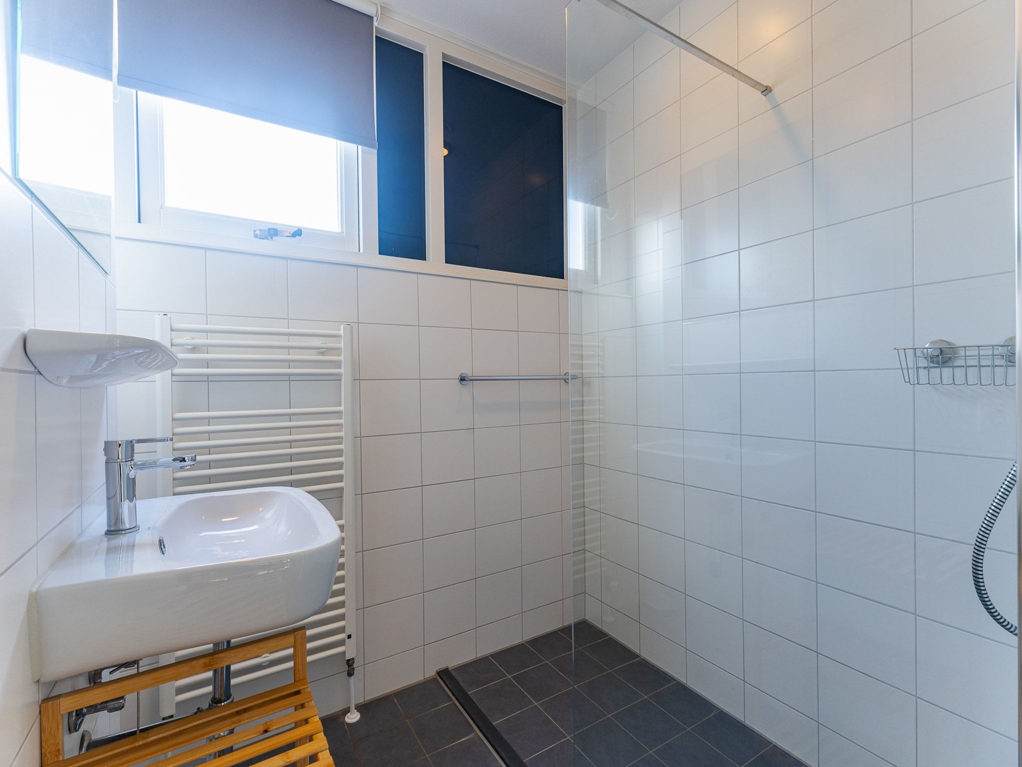 De badkamer van Zonnedorp 7 De Meerpaal in Renesse | Comfortable holiday house close to the beach in Renesse