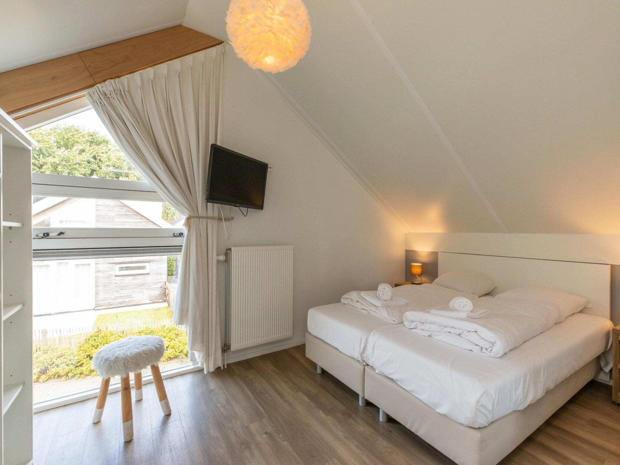 Een slaapkamer van Zonnedorp Kavel 10 Renesse | Villa near the Beach & with Spacious Garden in Renesse
