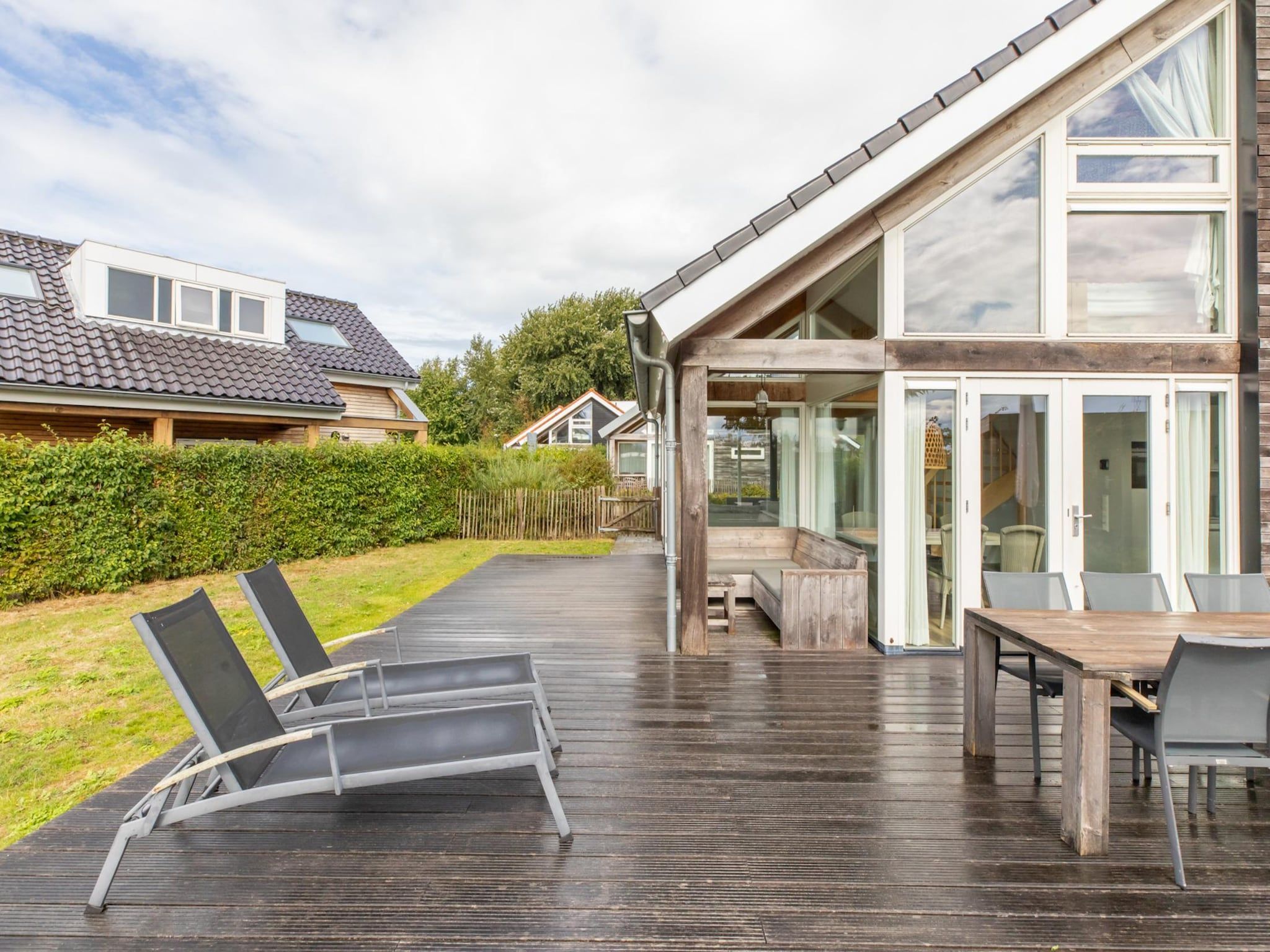 Het terras van Zonnedorp Kavel 10 Renesse | Villa near the Beach & with Spacious Garden in Renesse