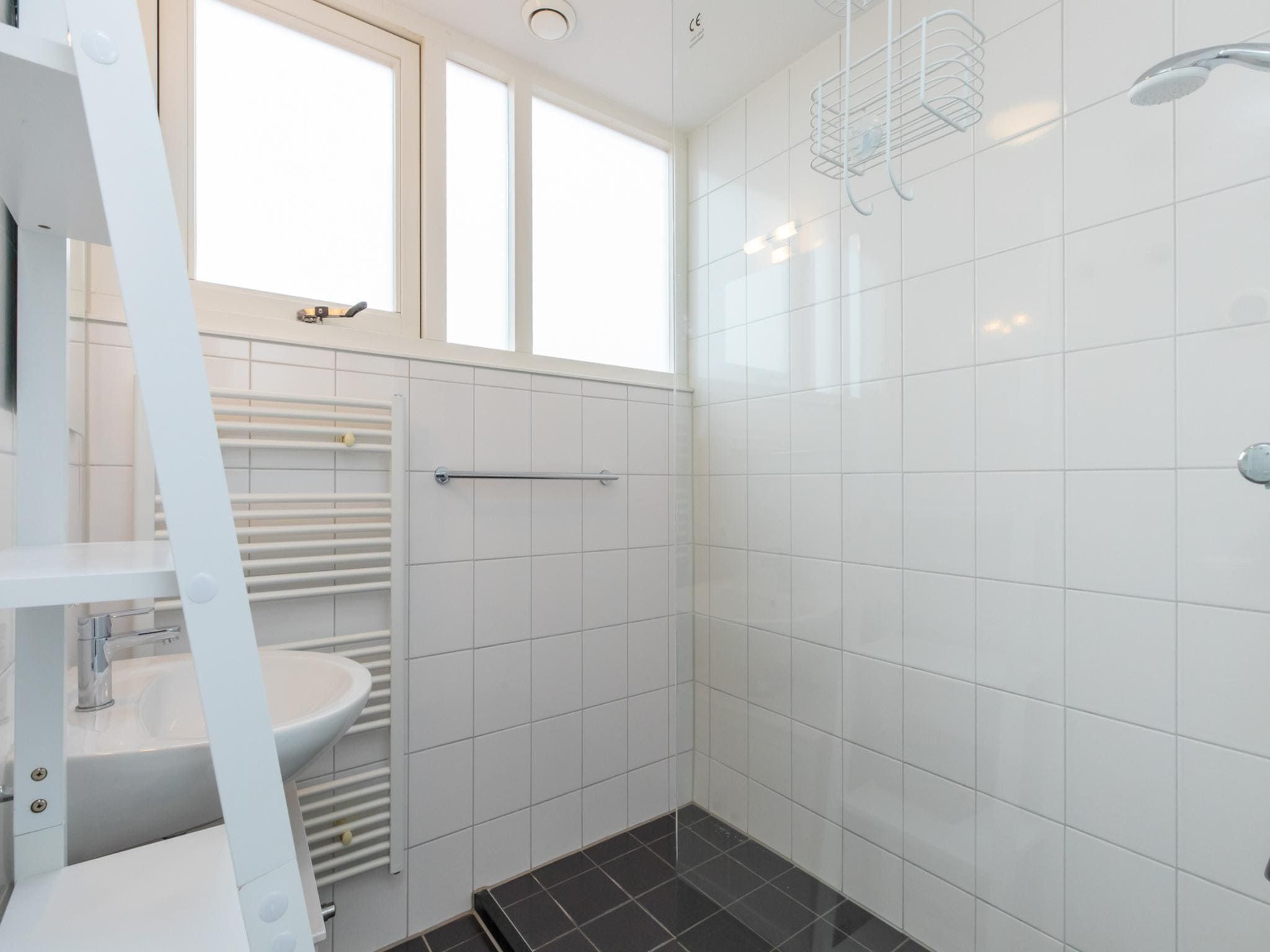 De badkamer van Zonnedorp 18 Duinhuis Renesse | Relaxed beach holiday for the whole family in Renesse