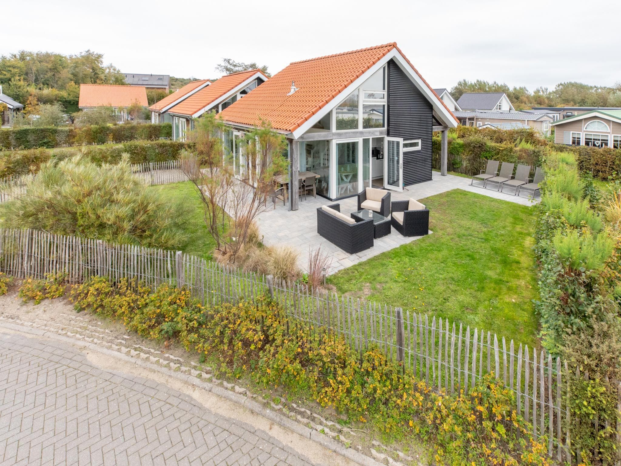 De buitenkant van Zonnedorp 18 Duinhuis Renesse | Relaxed beach holiday for the whole family in Renesse
