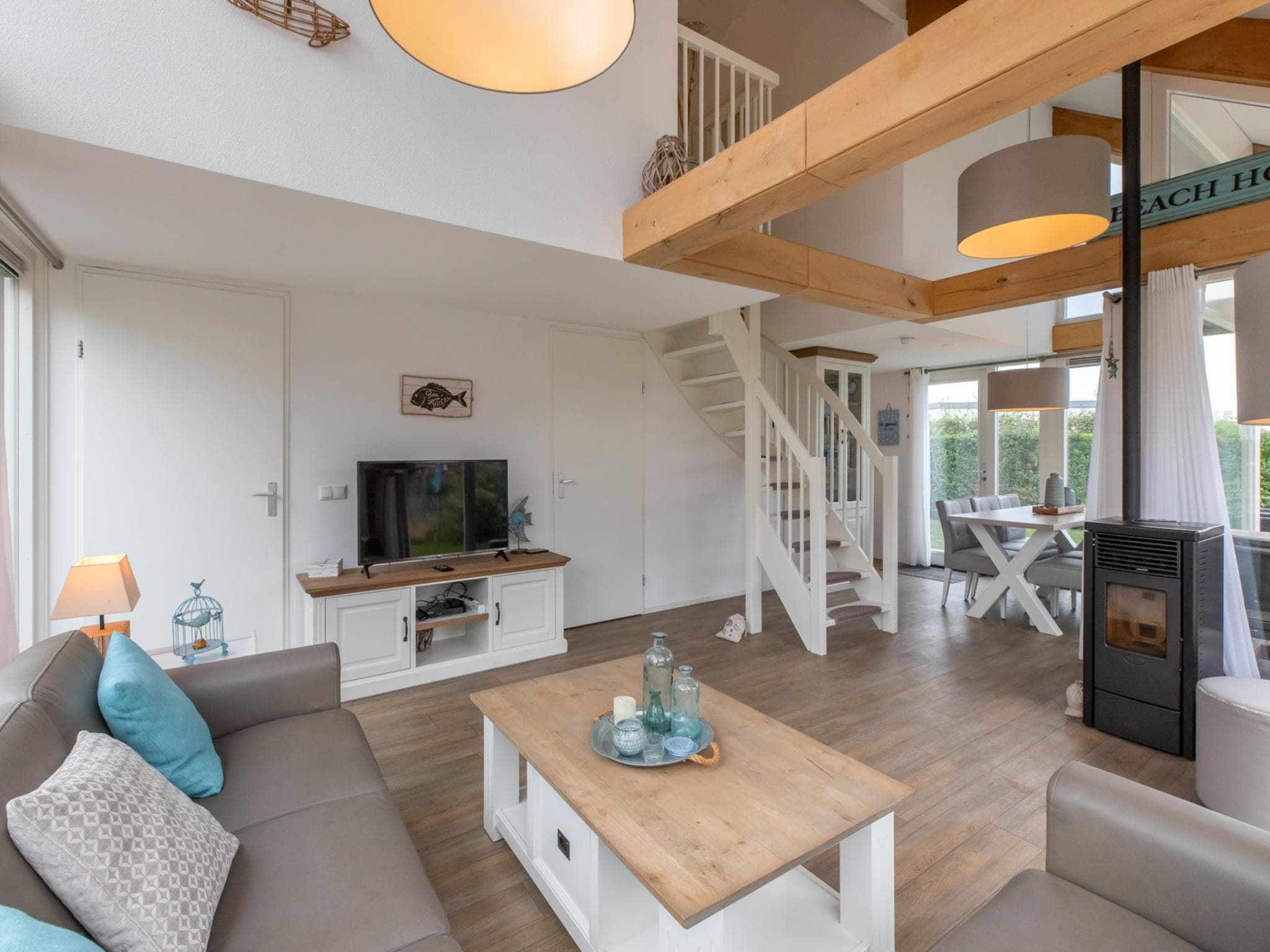 De woonkamer van Zonnedorp 18 Duinhuis Renesse | Relaxed beach holiday for the whole family in Renesse