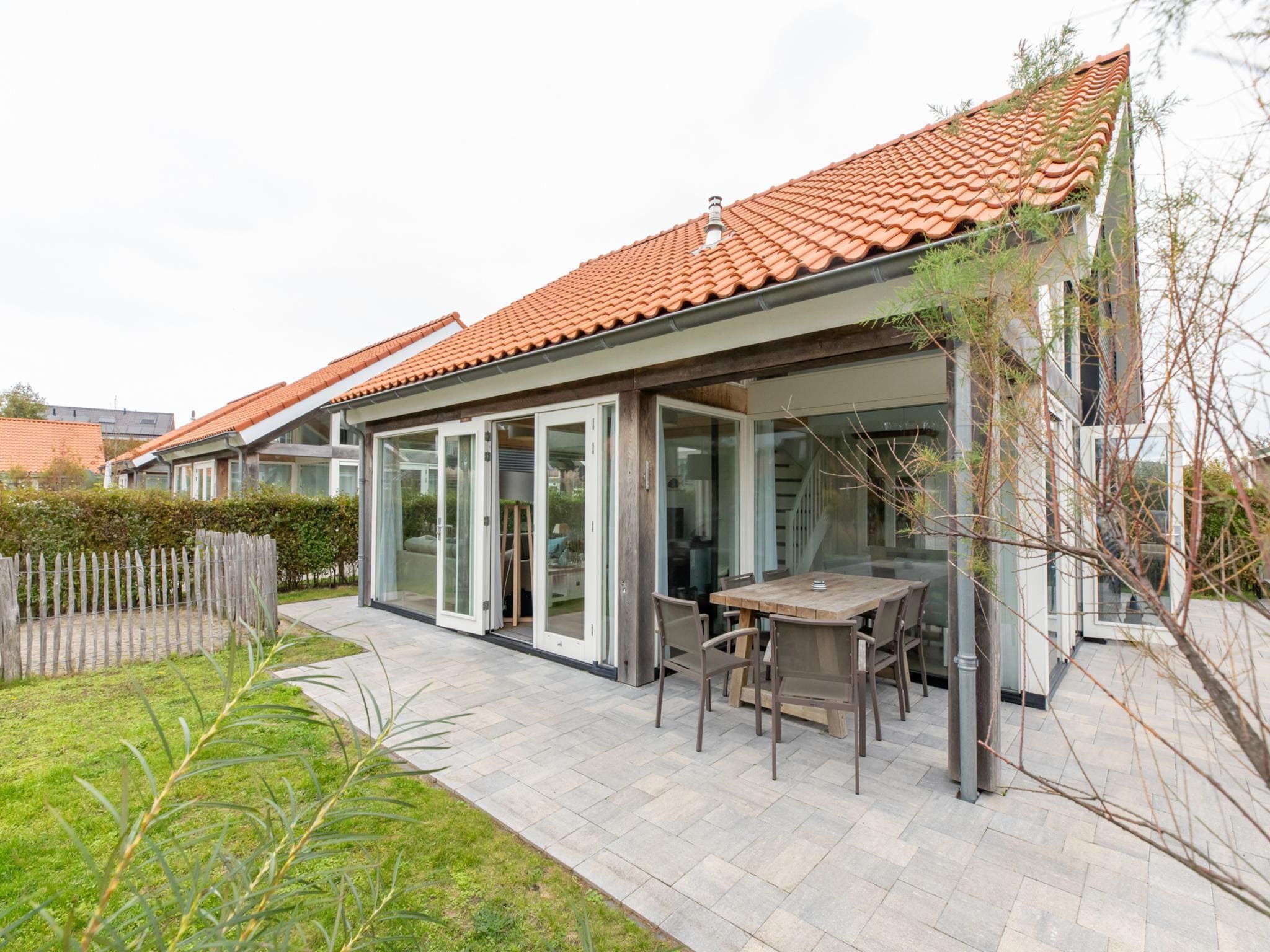 Het terras van Zonnedorp 18 Duinhuis Renesse | Relaxed beach holiday for the whole family in Renesse