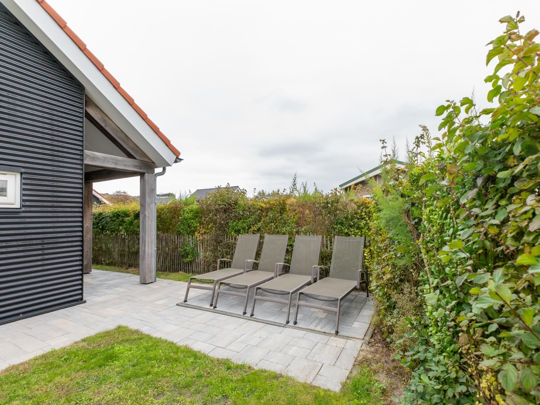 Het terras van Zonnedorp 18 Duinhuis Renesse | Relaxed beach holiday for the whole family in Renesse