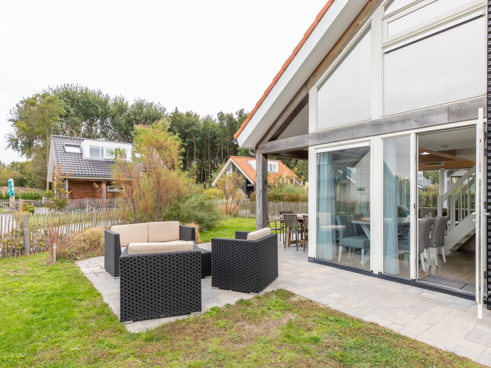 Het terras van Zonnedorp 18 Duinhuis Renesse | Relaxed beach holiday for the whole family in Renesse