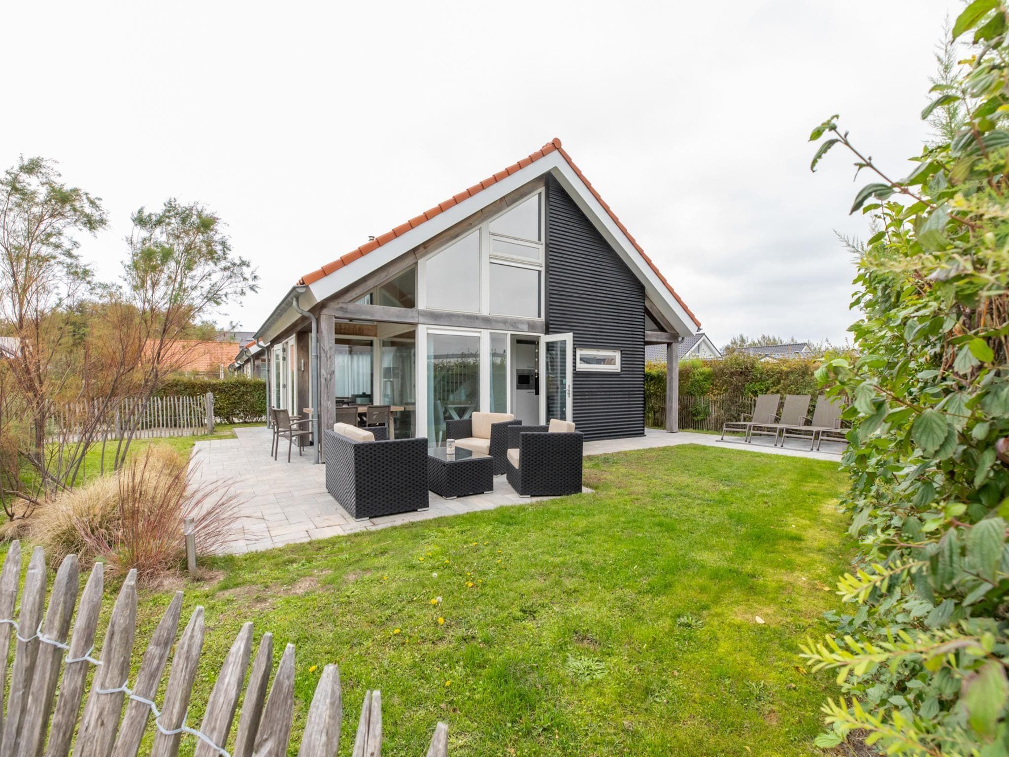 De tuin van Zonnedorp 18 Duinhuis Renesse | Relaxed beach holiday for the whole family in Renesse