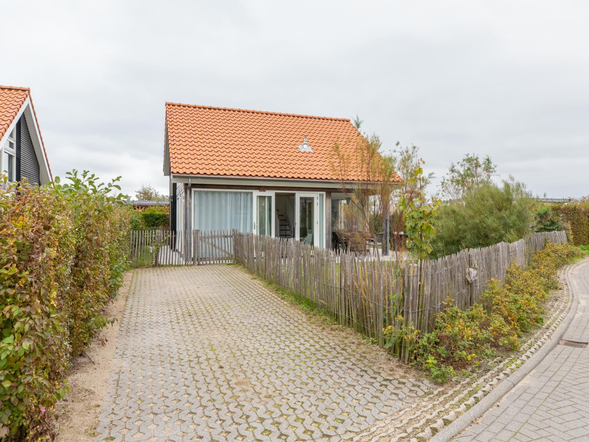 De buitenkant van Zonnedorp 18 Duinhuis Renesse | Relaxed beach holiday for the whole family in Renesse