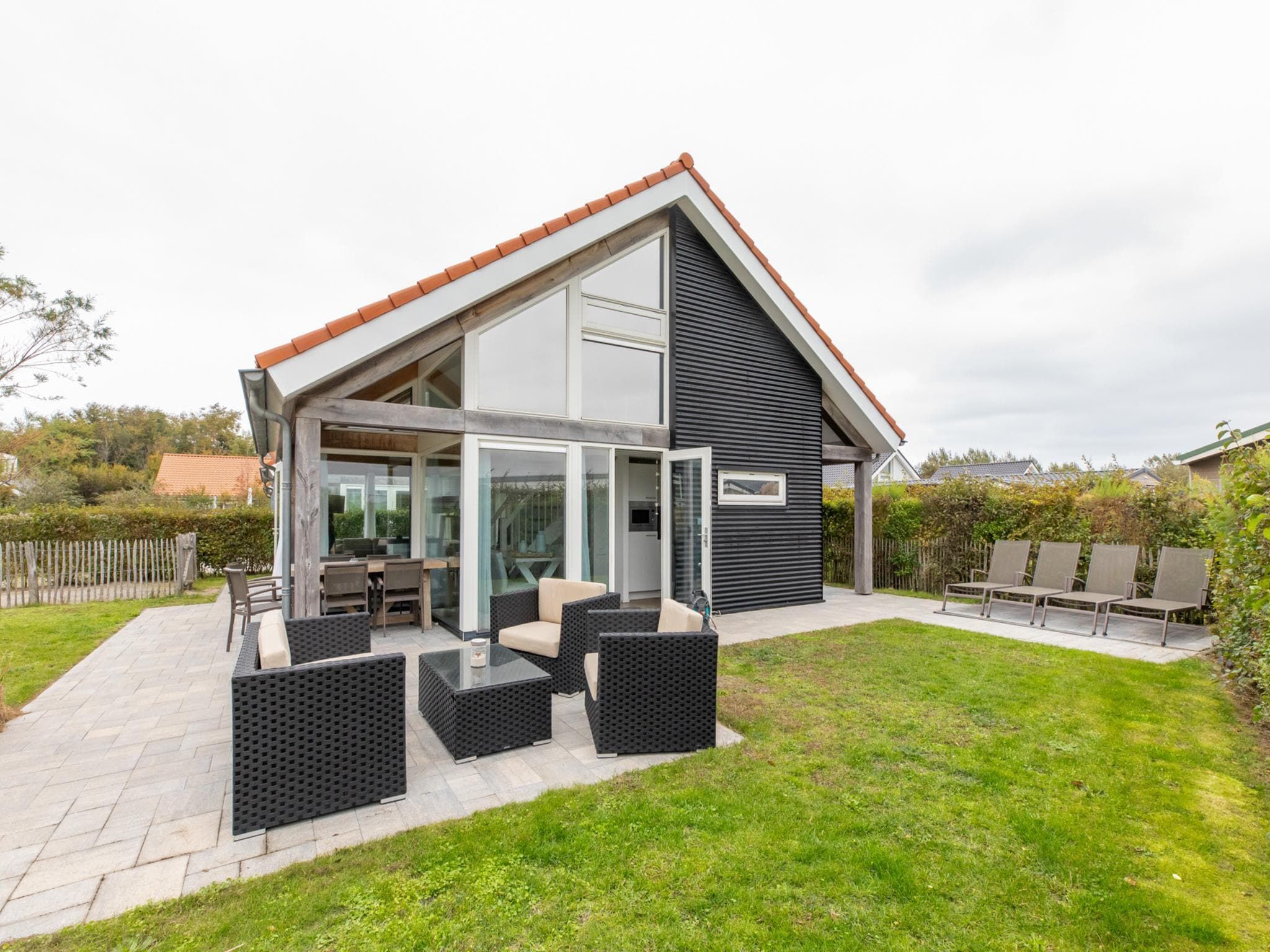 Het terras van Zonnedorp 18 Duinhuis Renesse | Relaxed beach holiday for the whole family in Renesse