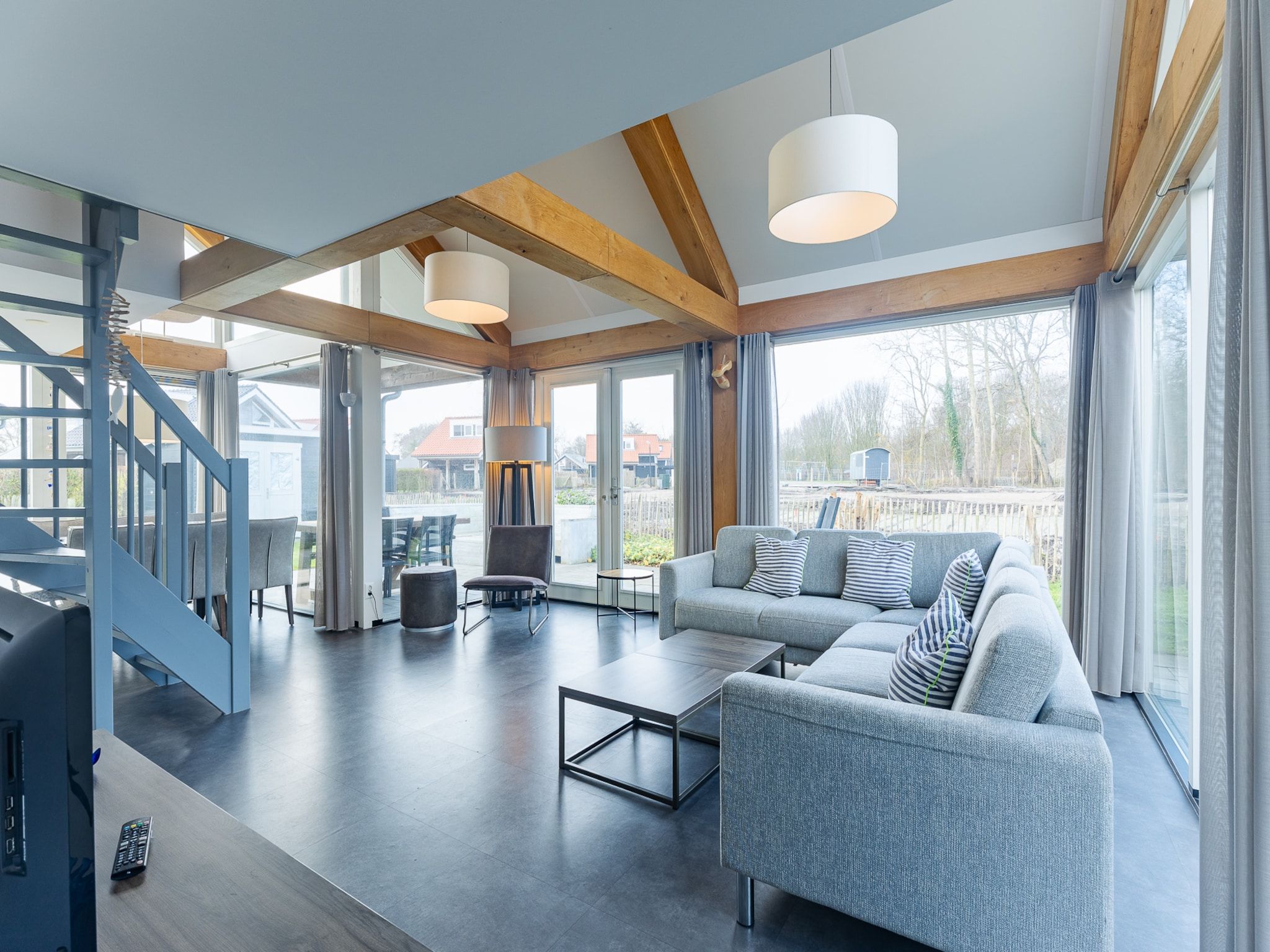 De woonkamer van Zonnedorp 19 Modern holiday home Renesse | Beach within walking distance in Renesse