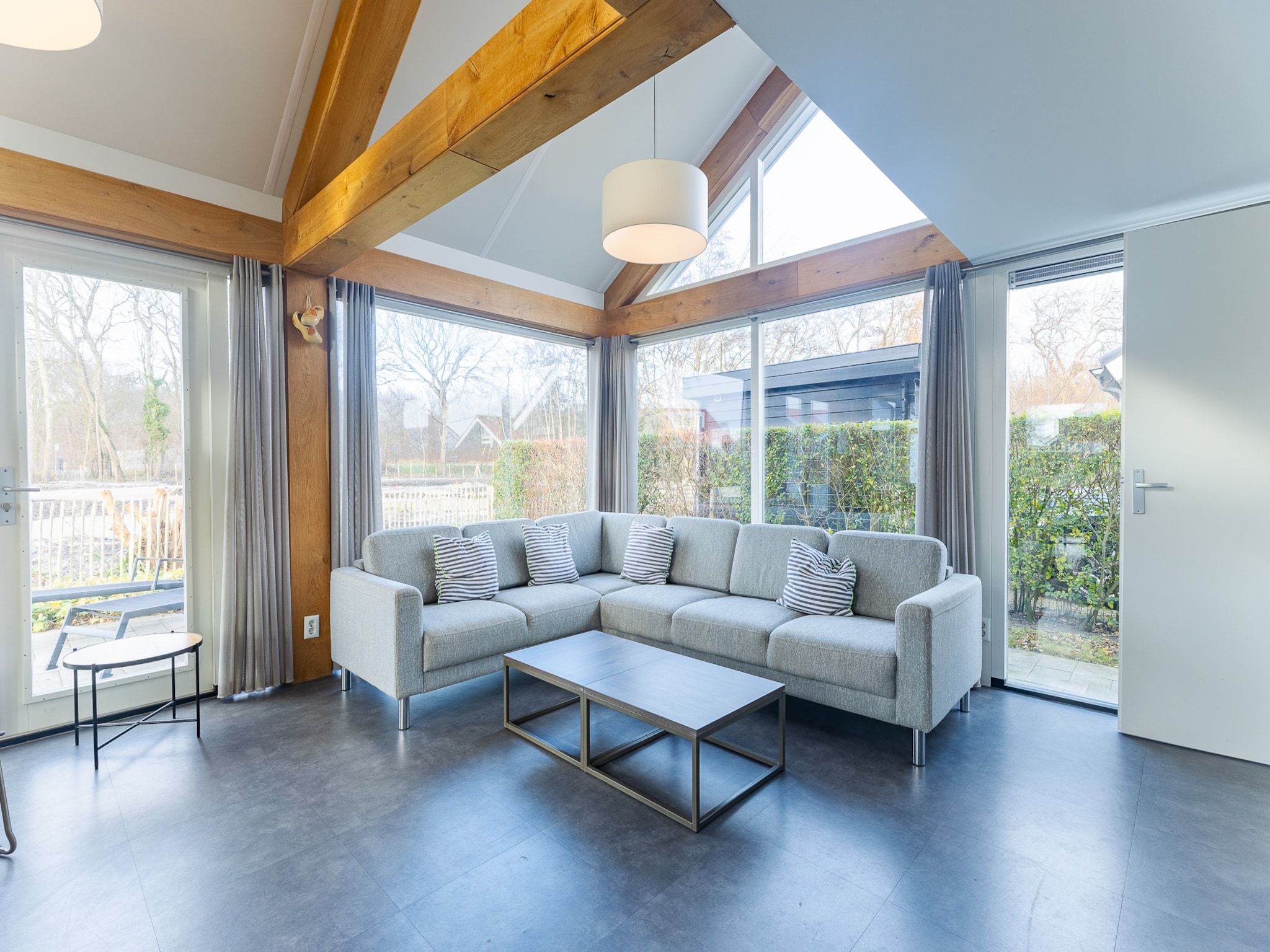 De woonkamer van Zonnedorp 19 Modern holiday home Renesse | Beach within walking distance in Renesse