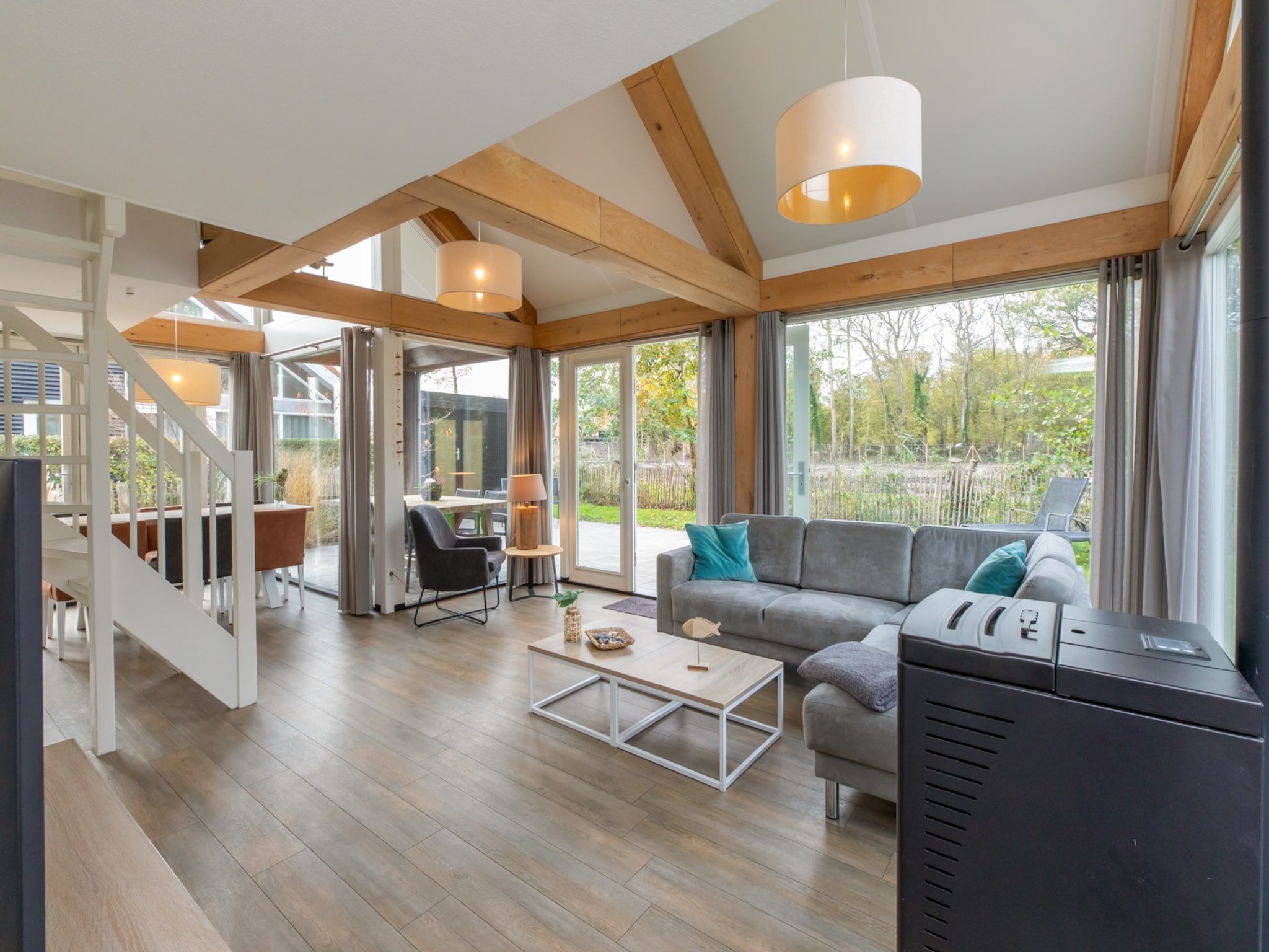 De woonkamer van Zonnedorp 21  Beach Villa Joya Renesse | Luxury Beach Villa with Sauna in Renesse