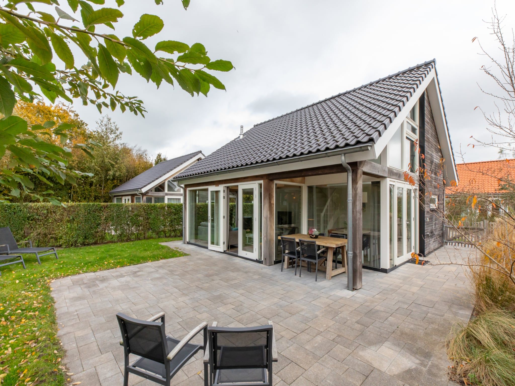 De buitenkant van Zonnedorp 21  Beach Villa Joya Renesse | Luxury Beach Villa with Sauna in Renesse