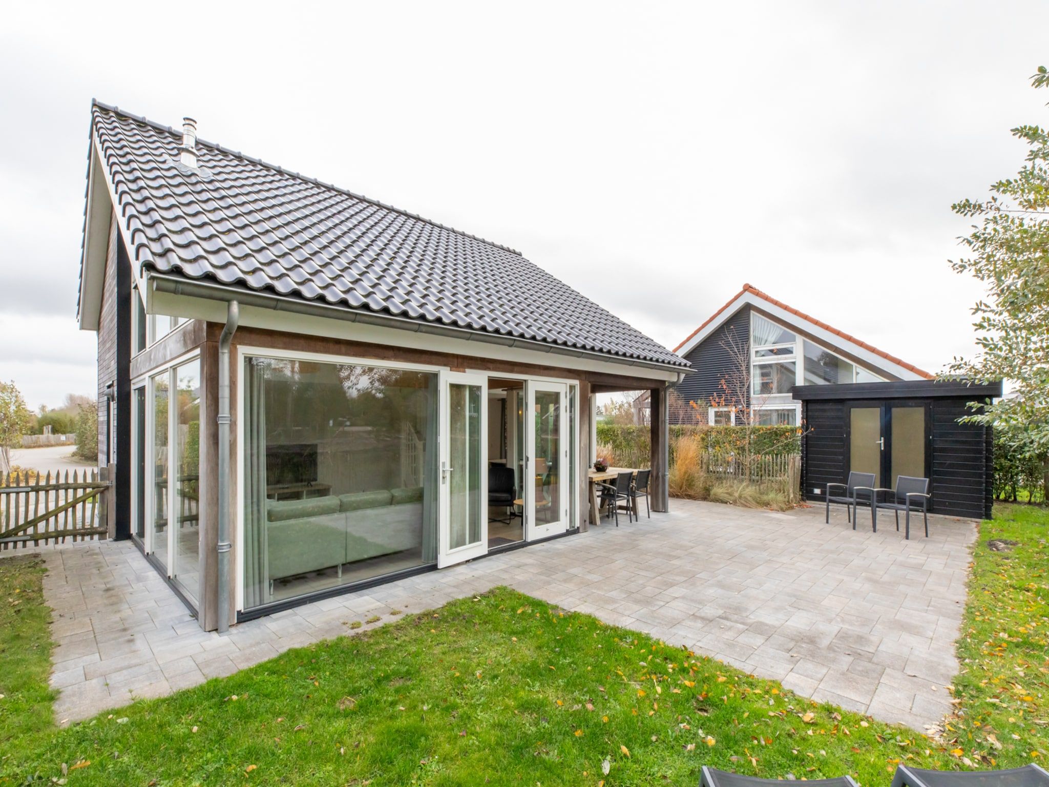 De buitenkant van Zonnedorp 21  Beach Villa Joya Renesse | Luxury Beach Villa with Sauna in Renesse