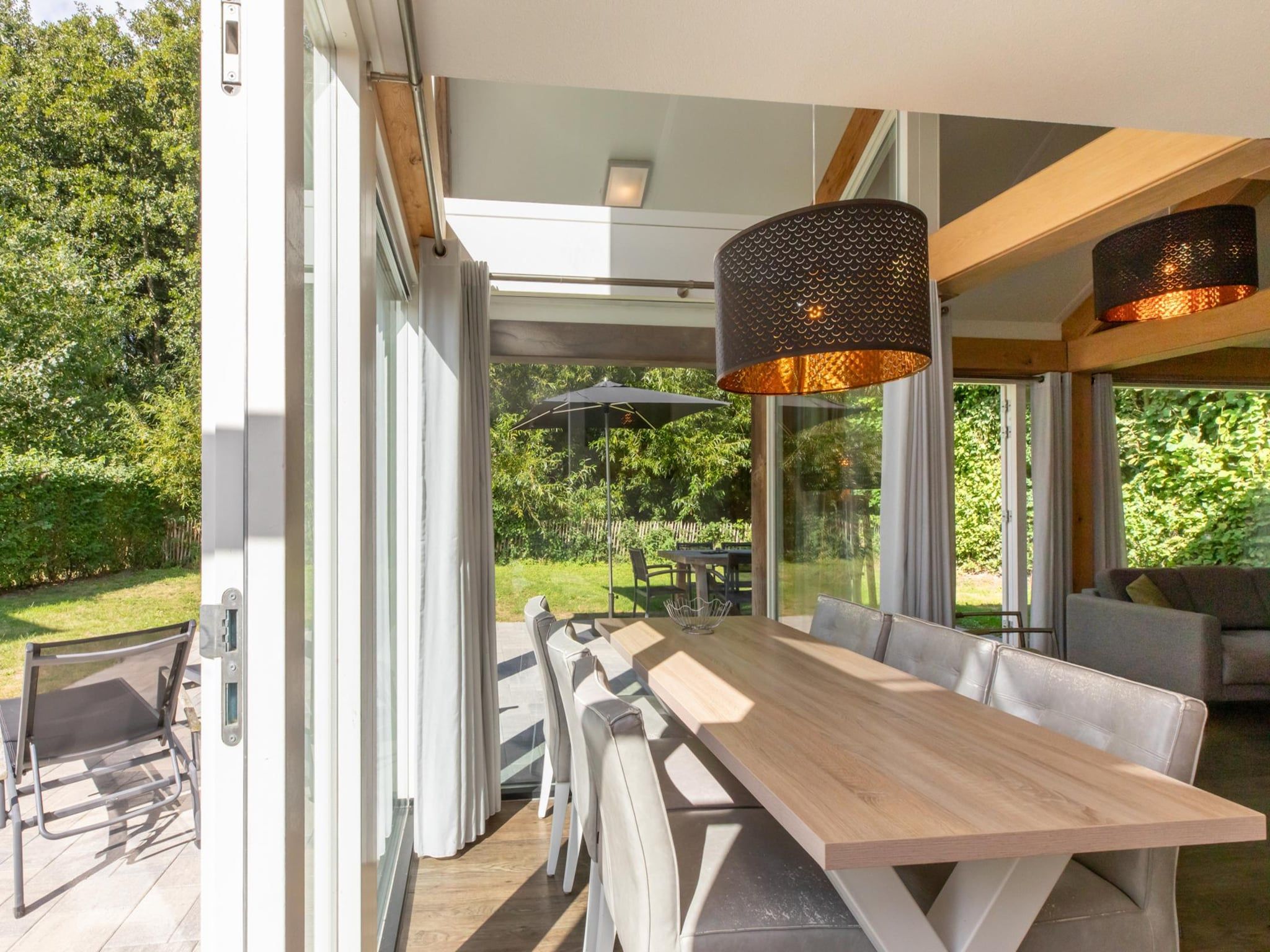 Het terras van Zonnedorp 23 Zeeland Huis Renesse: Luxury Beach Holiday | Close to North Sea in Renesse