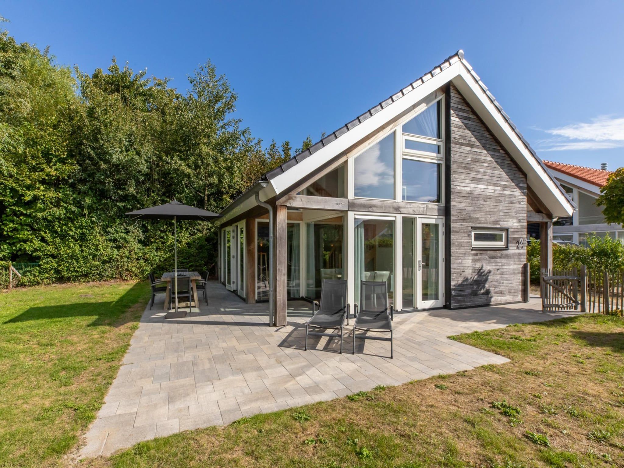 De buitenkant van Zonnedorp 23 Zeeland Huis Renesse: Luxury Beach Holiday | Close to North Sea in Renesse