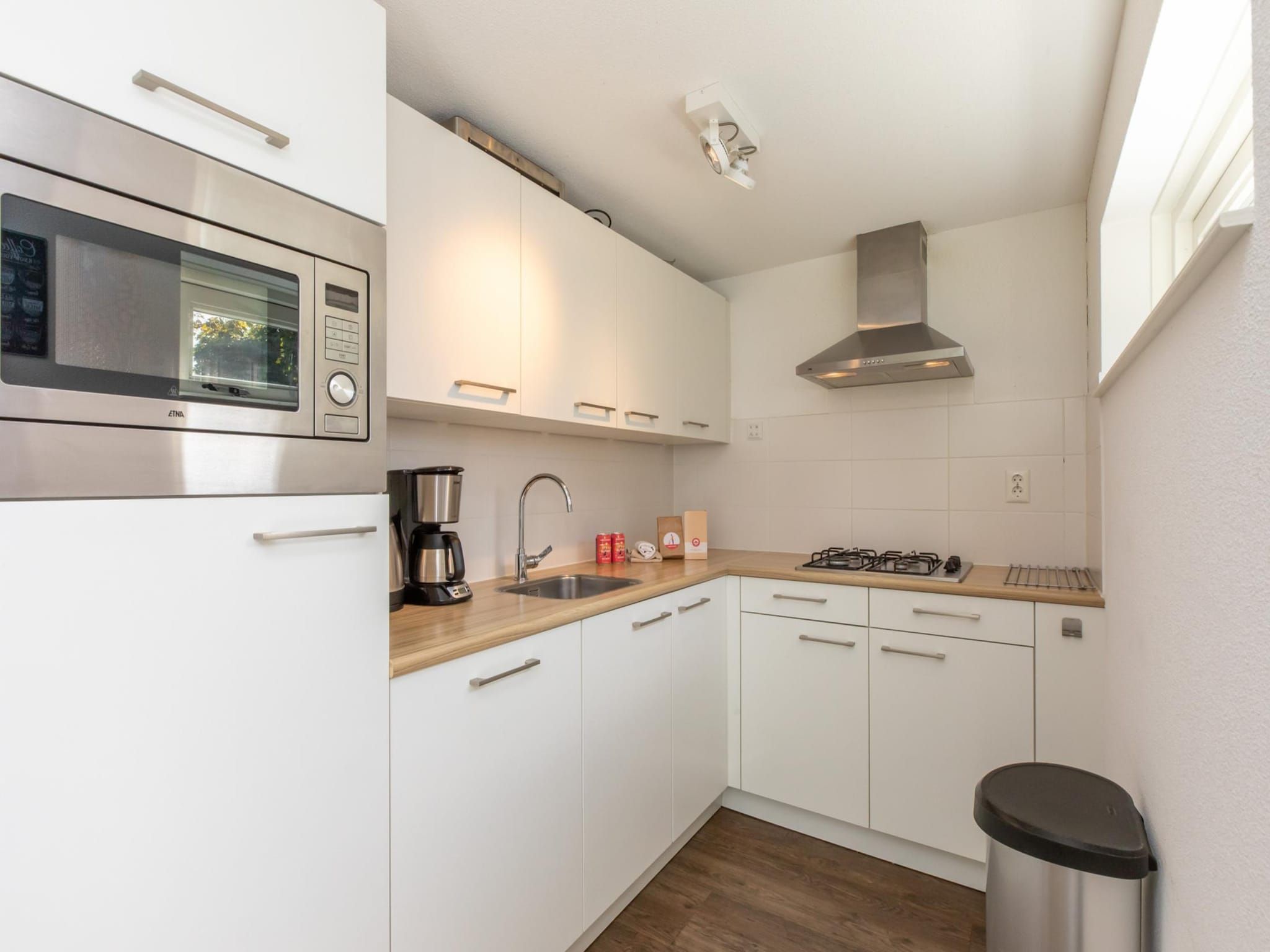 De keuken van Zonnedorp 23 Zeeland Huis Renesse: Luxury Beach Holiday | Close to North Sea in Renesse
