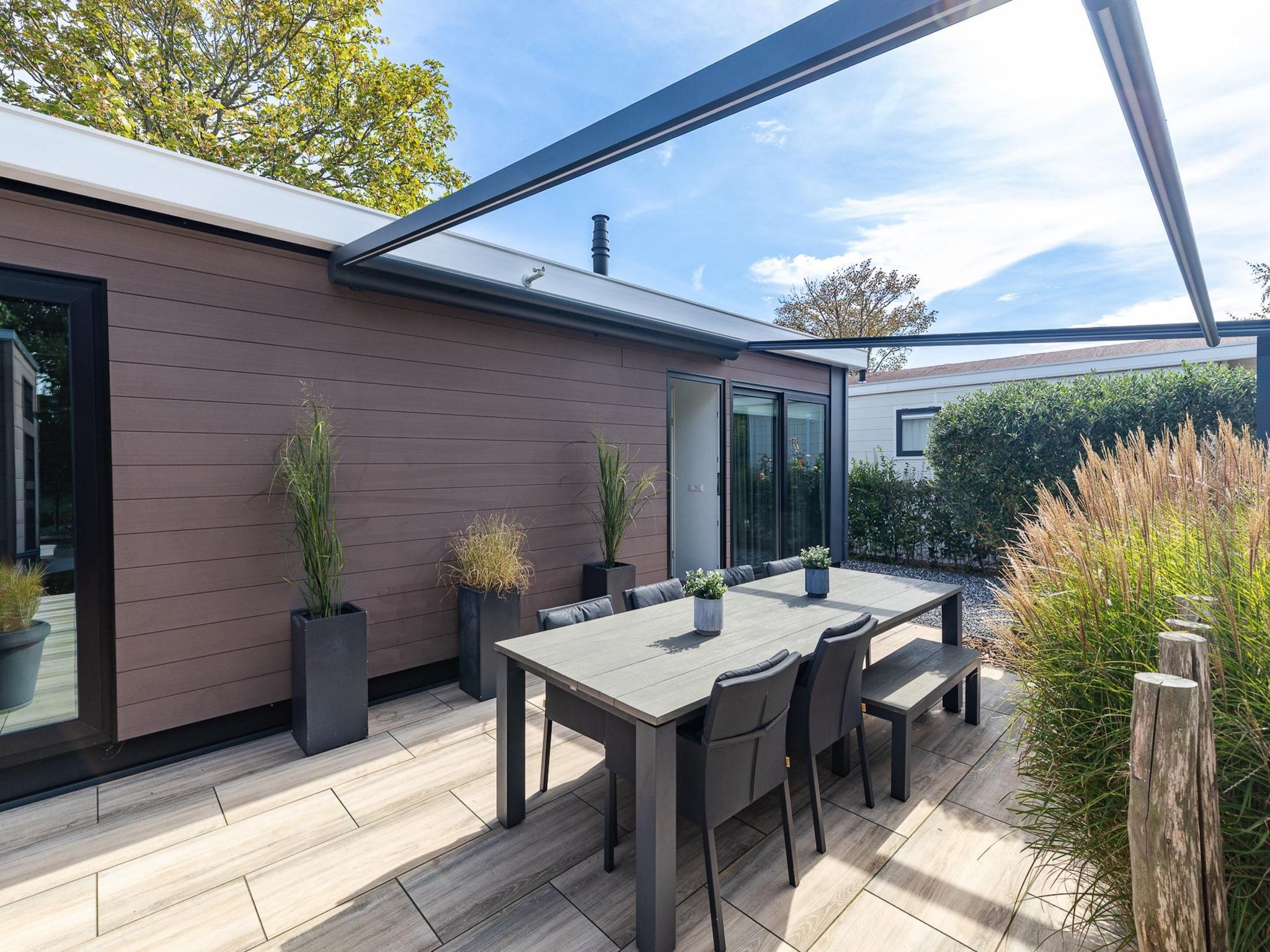 Het terras van Chalet Julianahoeve | Beachhouse Renesse 2645 in Renesse