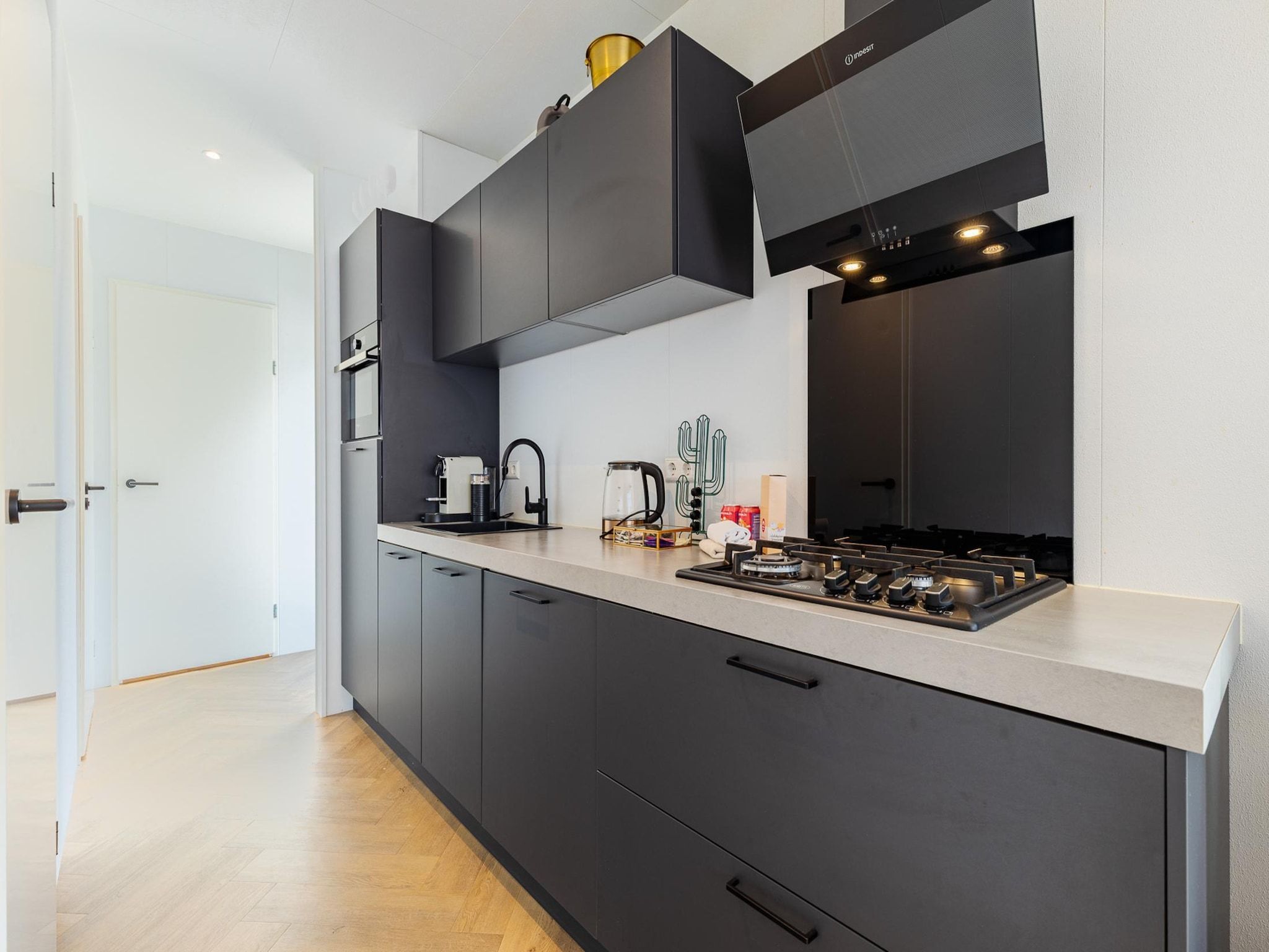 De keuken van Chalet Julianahoeve | Beachhouse Renesse 2645 in Renesse