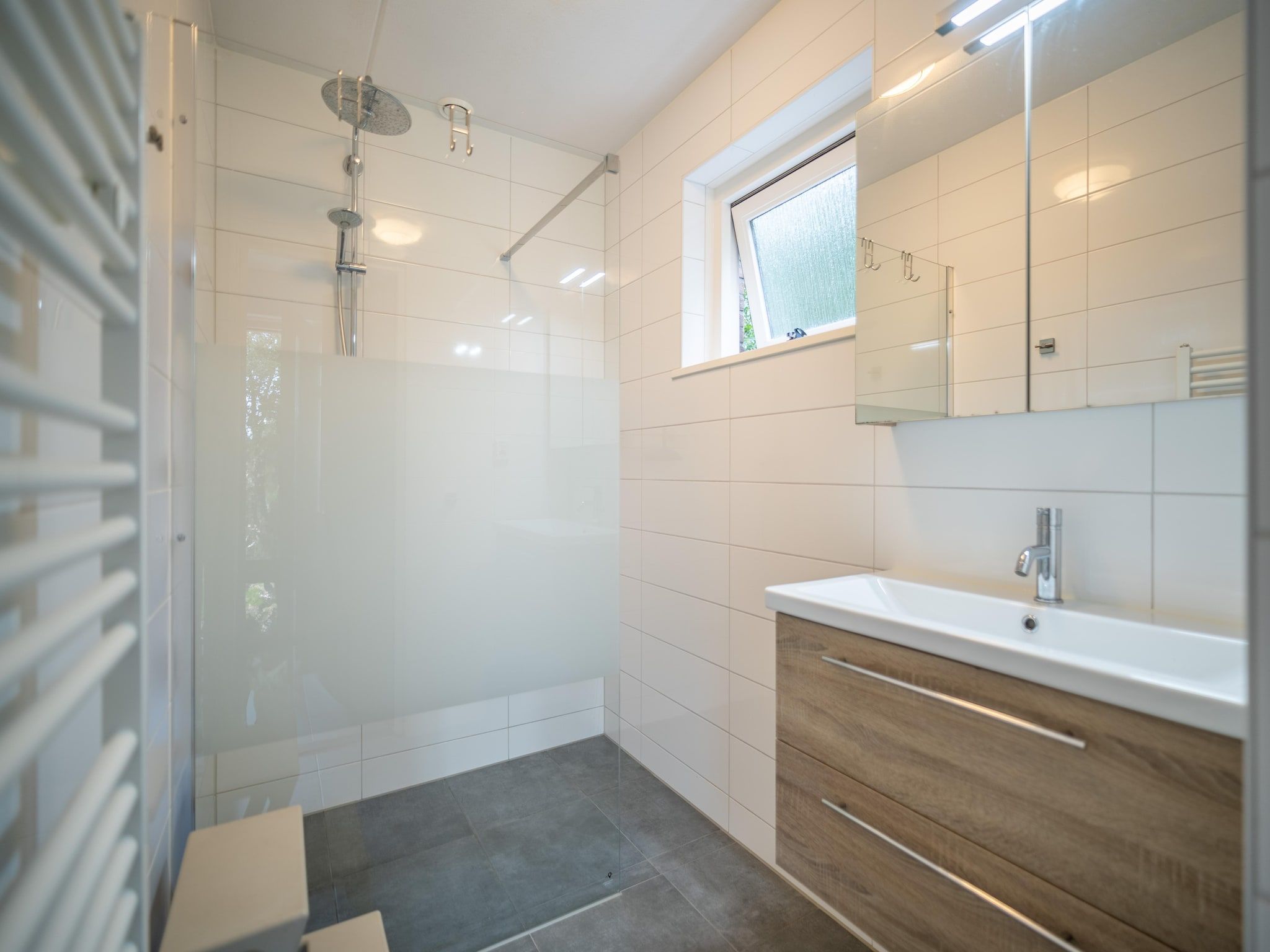 De badkamer van Nieuwlanderweg 51 in De Waal