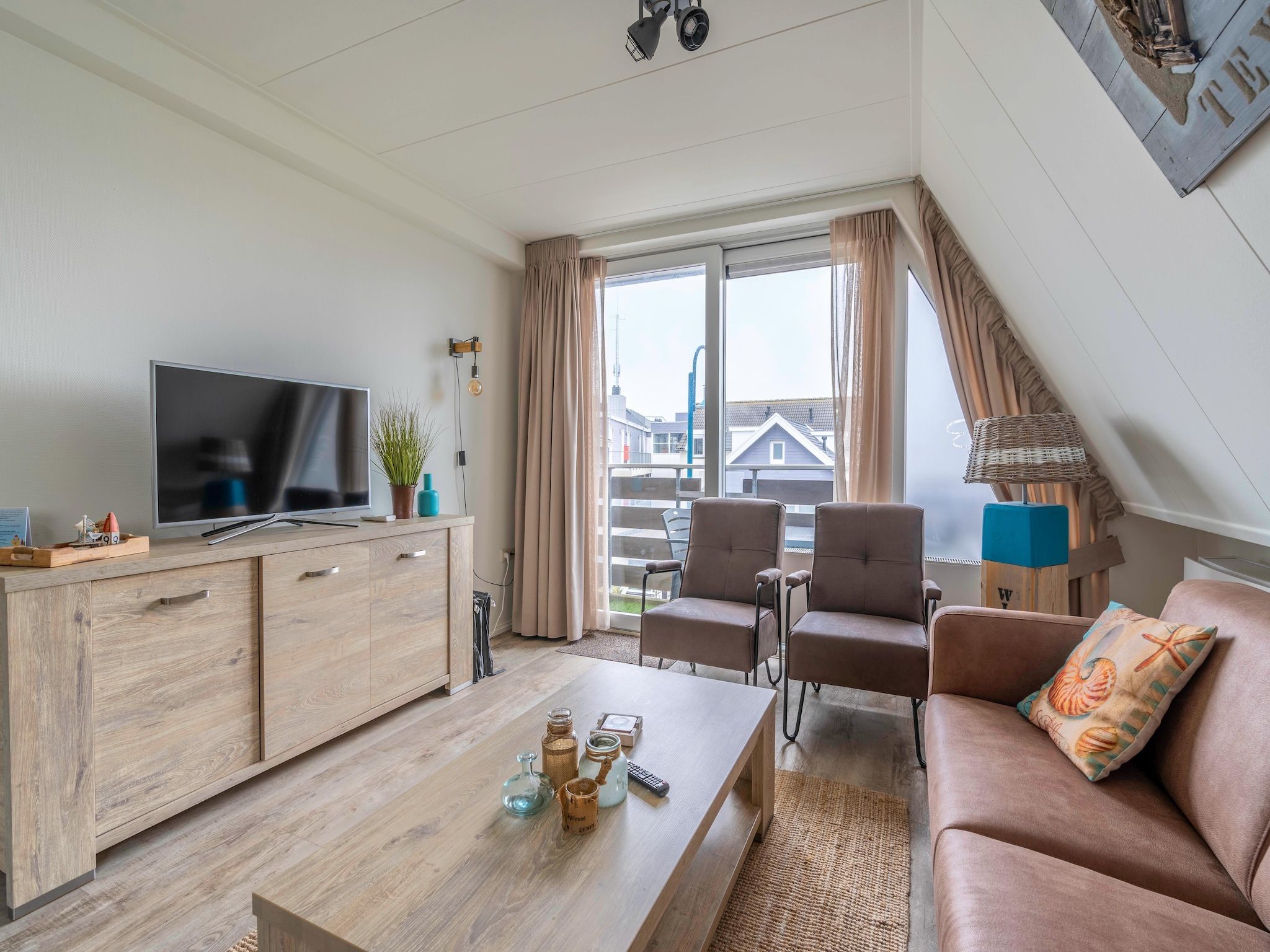 De woonkamer van De Anna 224 - Wind in De Koog