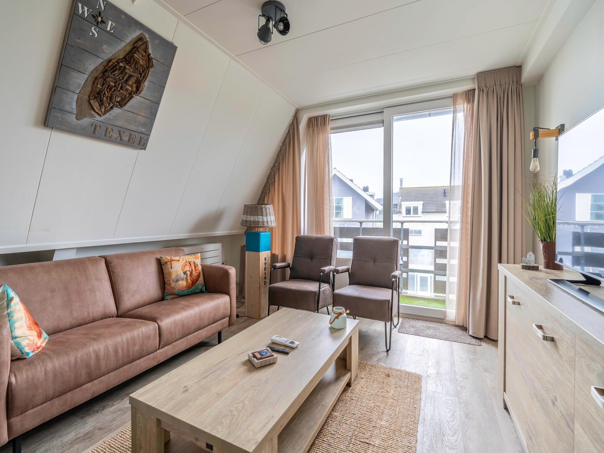 De woonkamer van De Anna 222 - Strand in De Koog