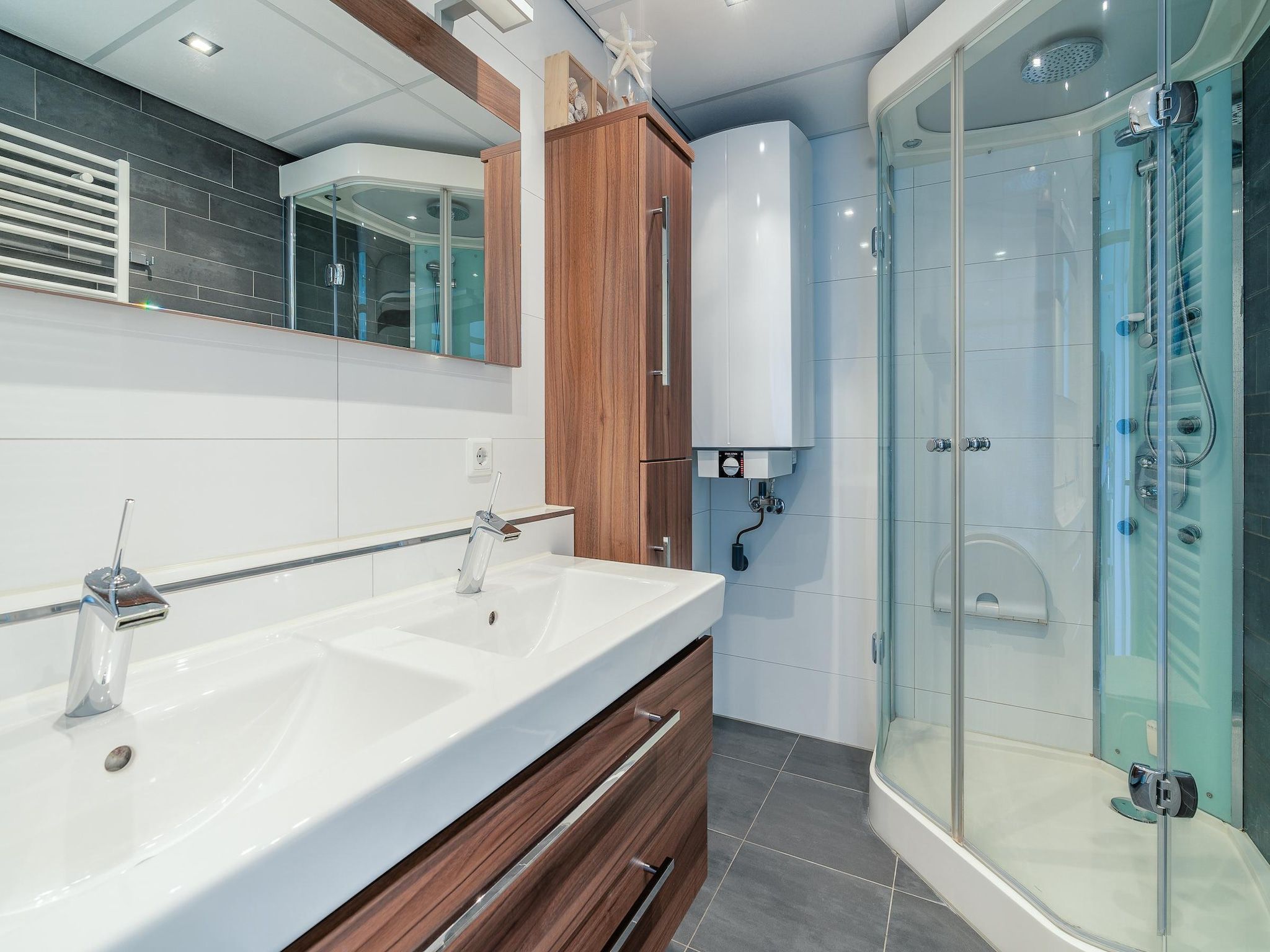De badkamer van Juliana 106 in De Koog