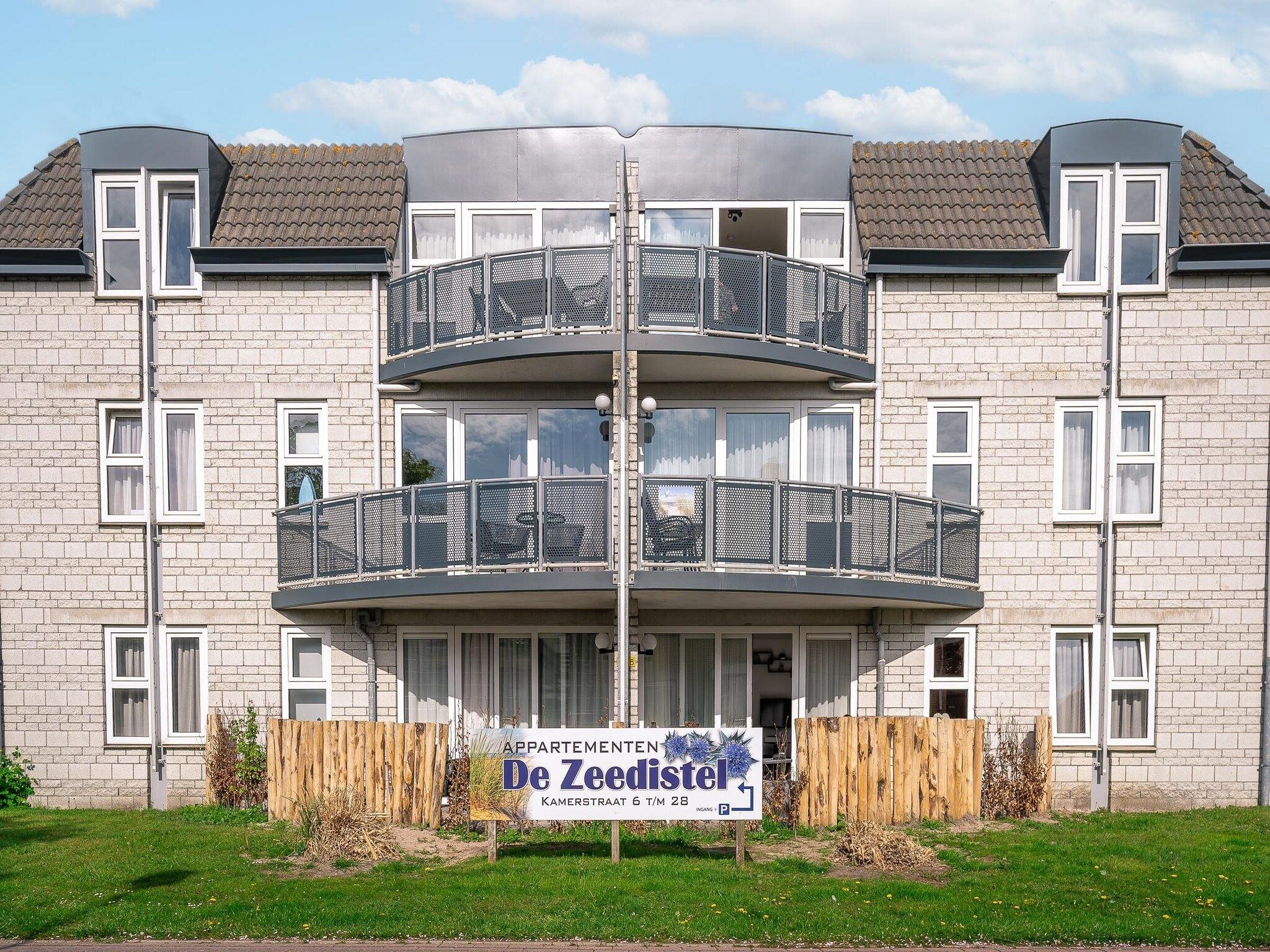 De buitenkant van Zeedistel 28 in De Koog