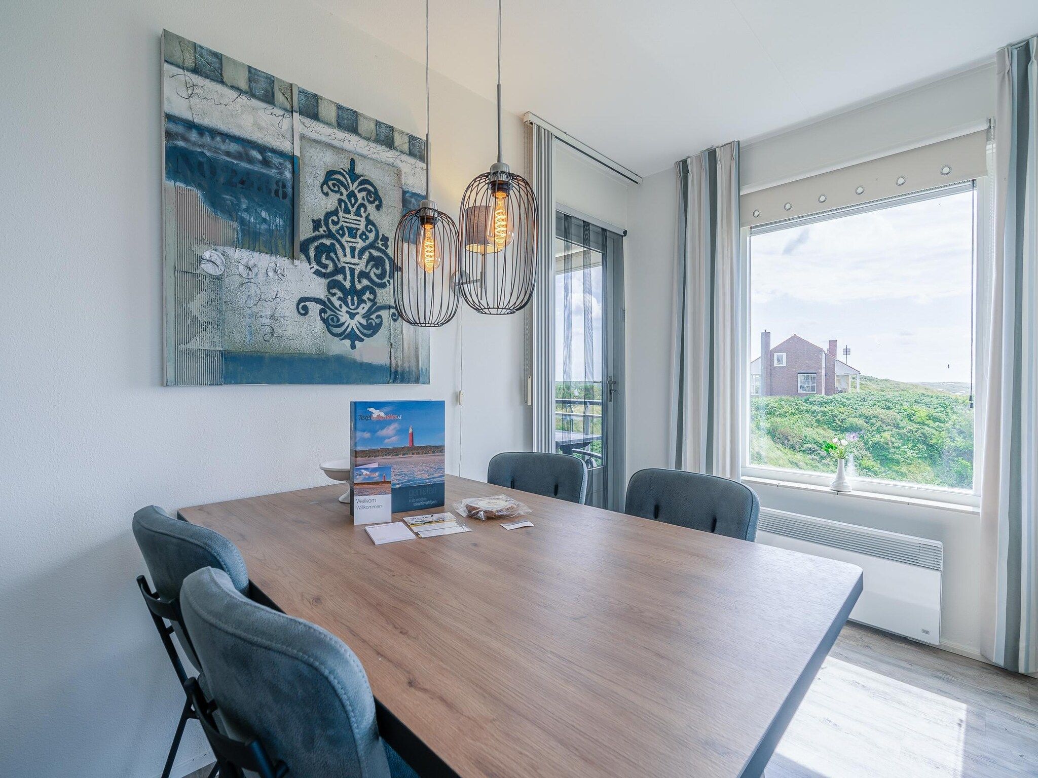 De woonkamer van Juliana 100 in De Koog