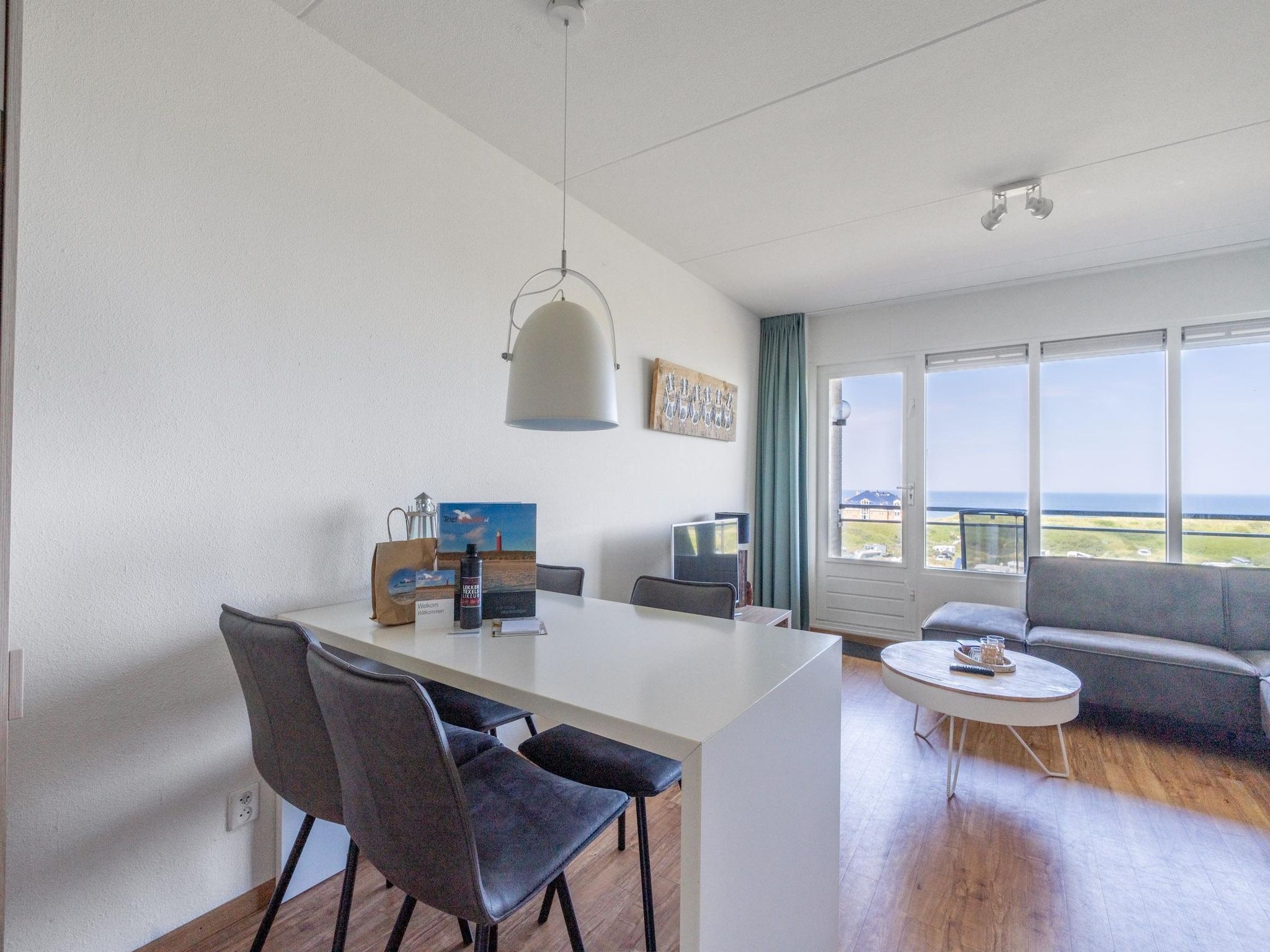 De woonkamer van Juliana 102 in De Koog