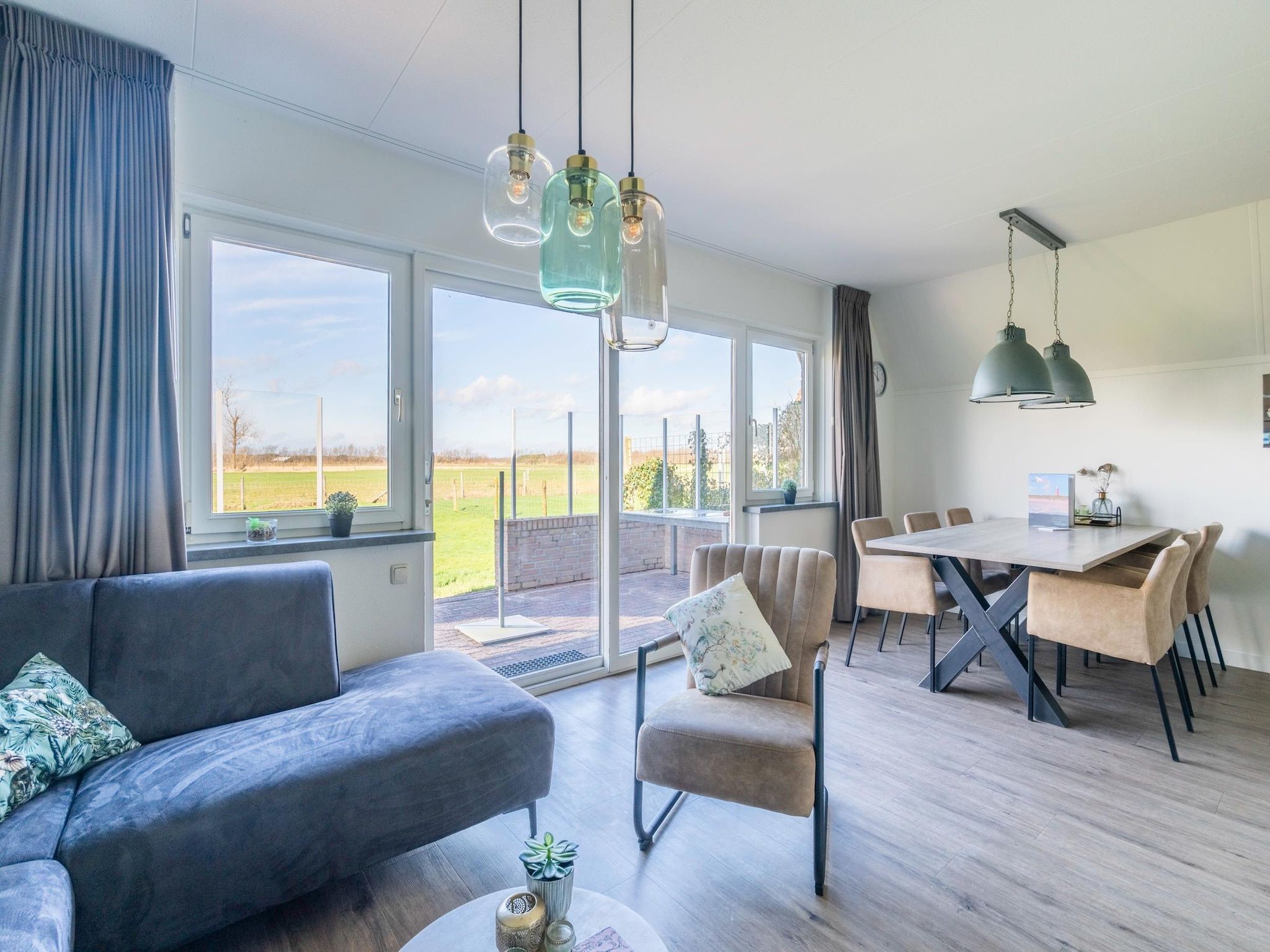 De woonkamer van Nieuwlanderweg 75 in De Waal
