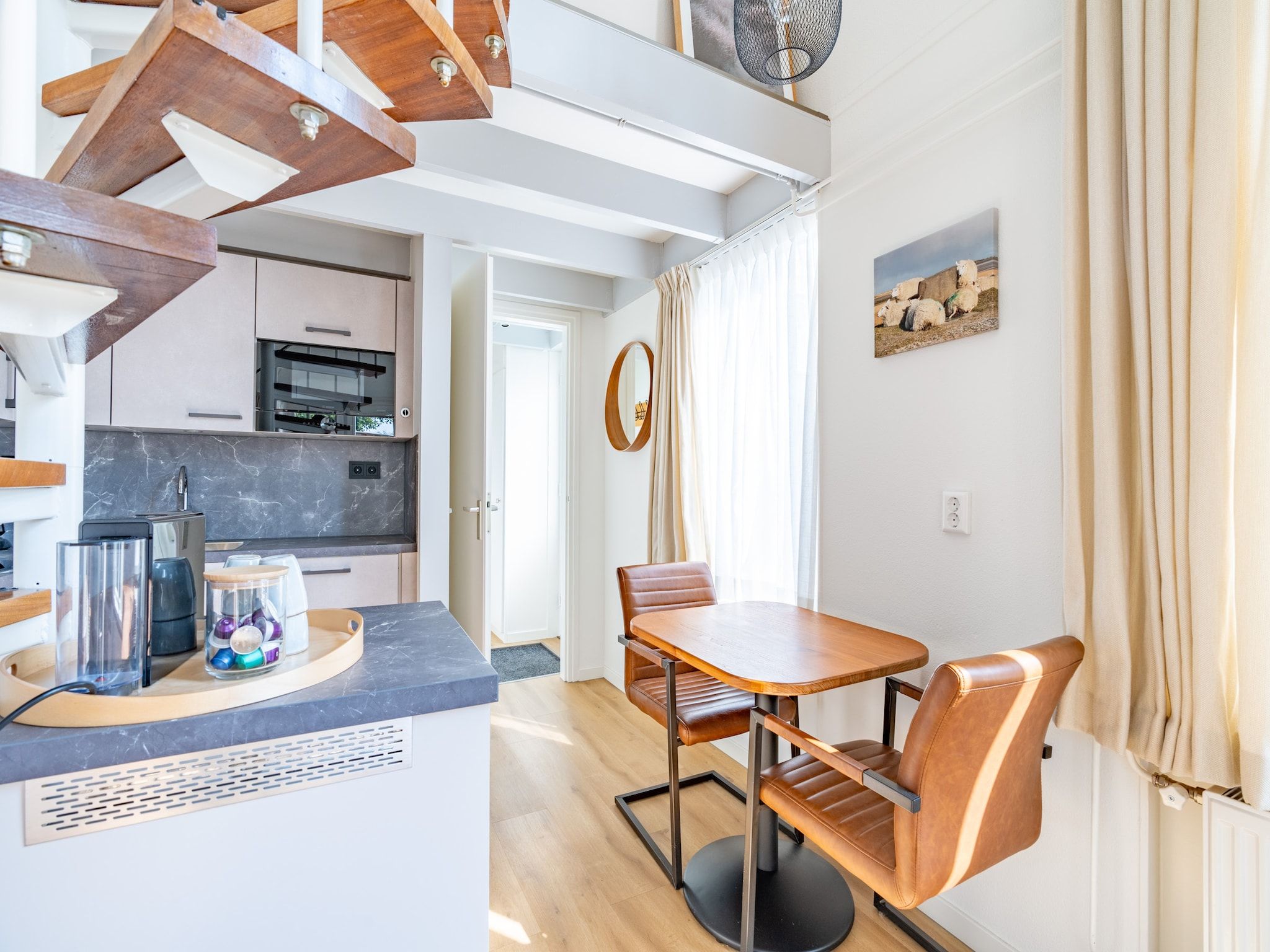 De woonkamer van Plevierstraat 3A in De Koog