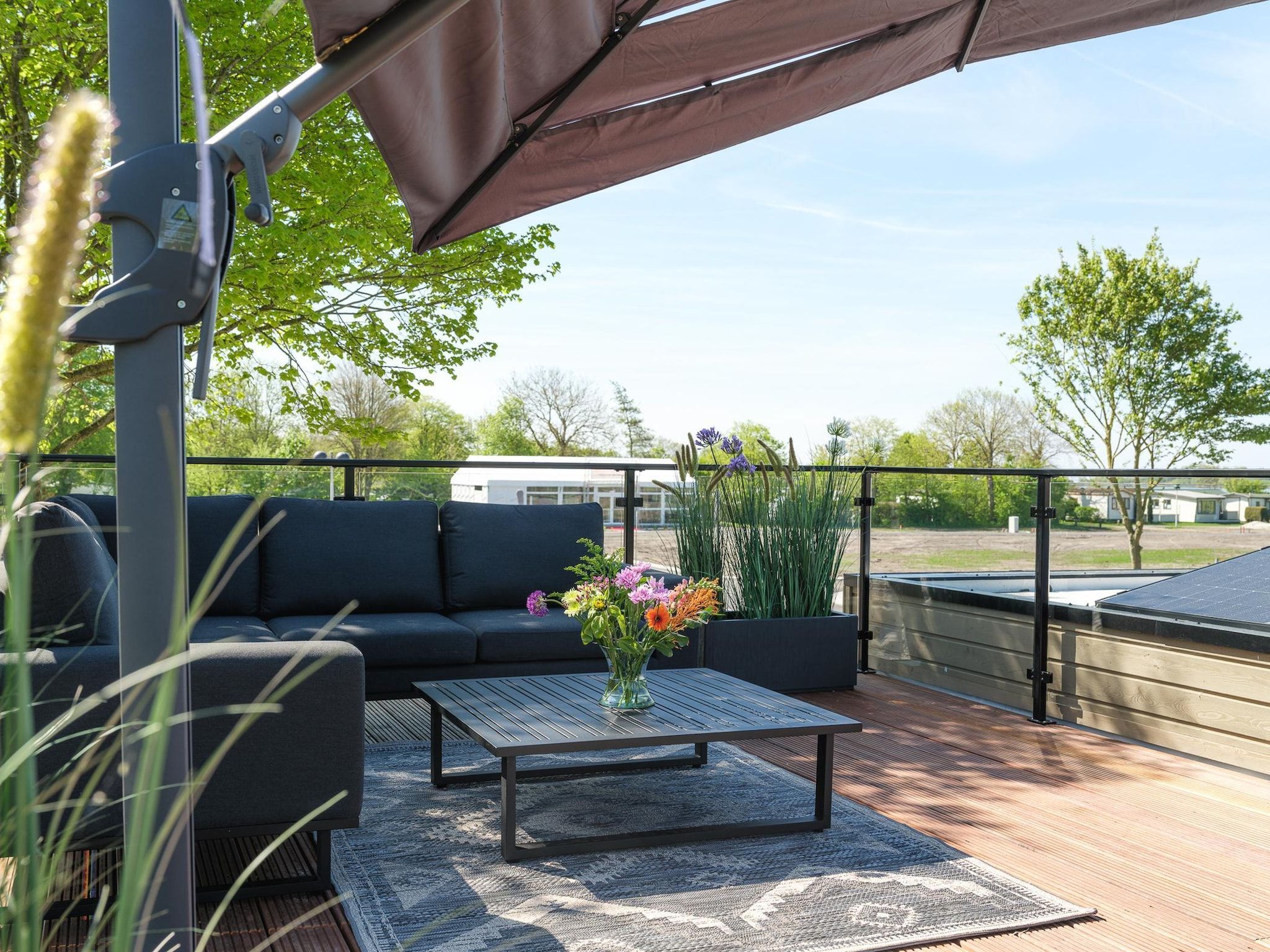 Het terras van Villa L-Meerzicht | 6 pers. Roof terrace in Workum