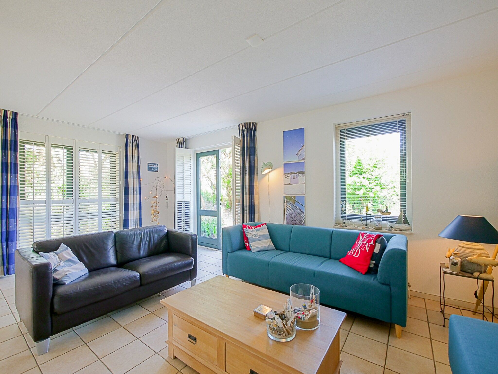 De woonkamer van Villa Noorderzon in Julianadorp