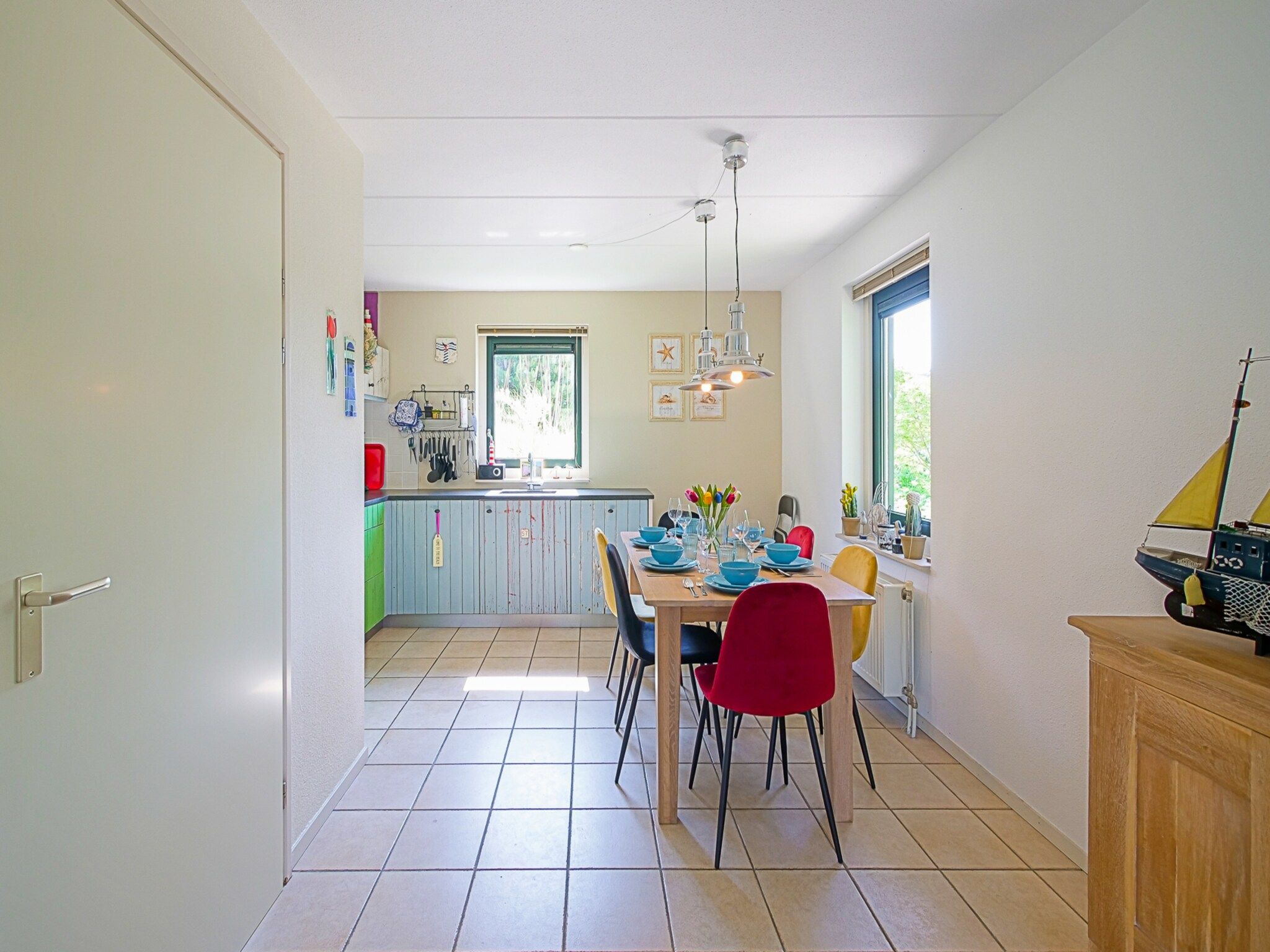 De eetkamer van Villa Noorderzon in Julianadorp