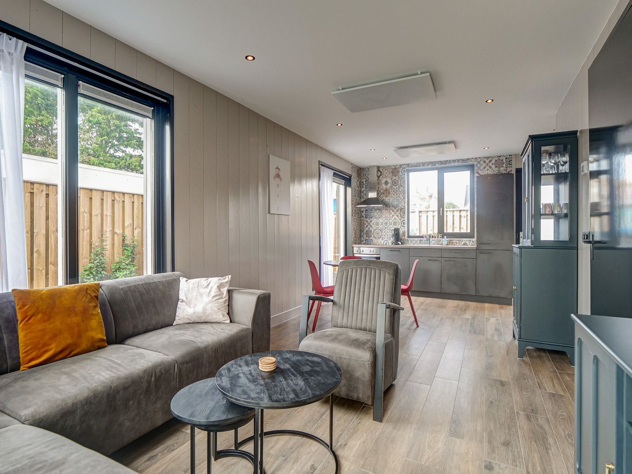 De woonkamer van Huis Zand in Julianadorp aan zee